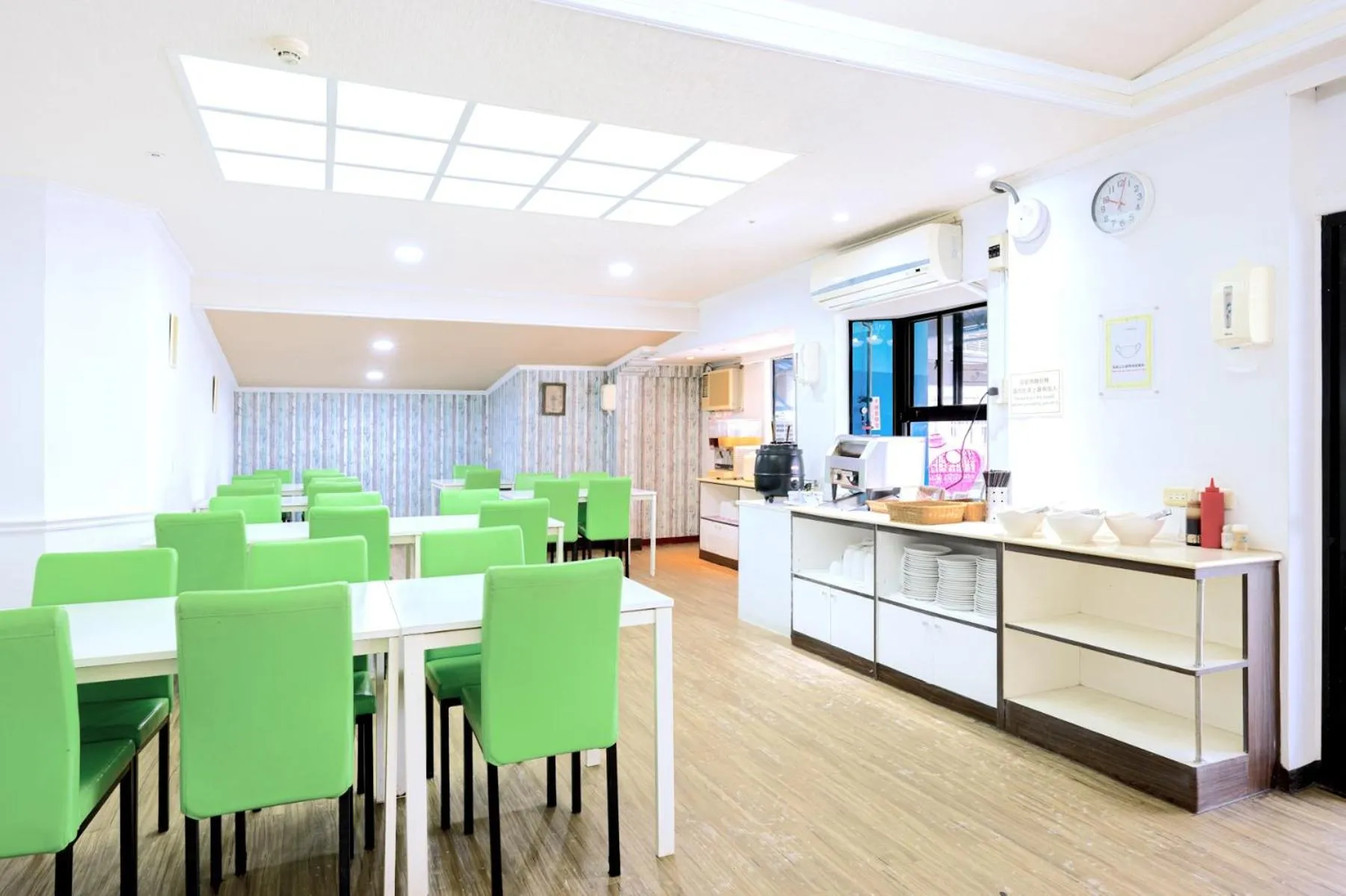 Restaurant/places to eat in Sunny Hotel