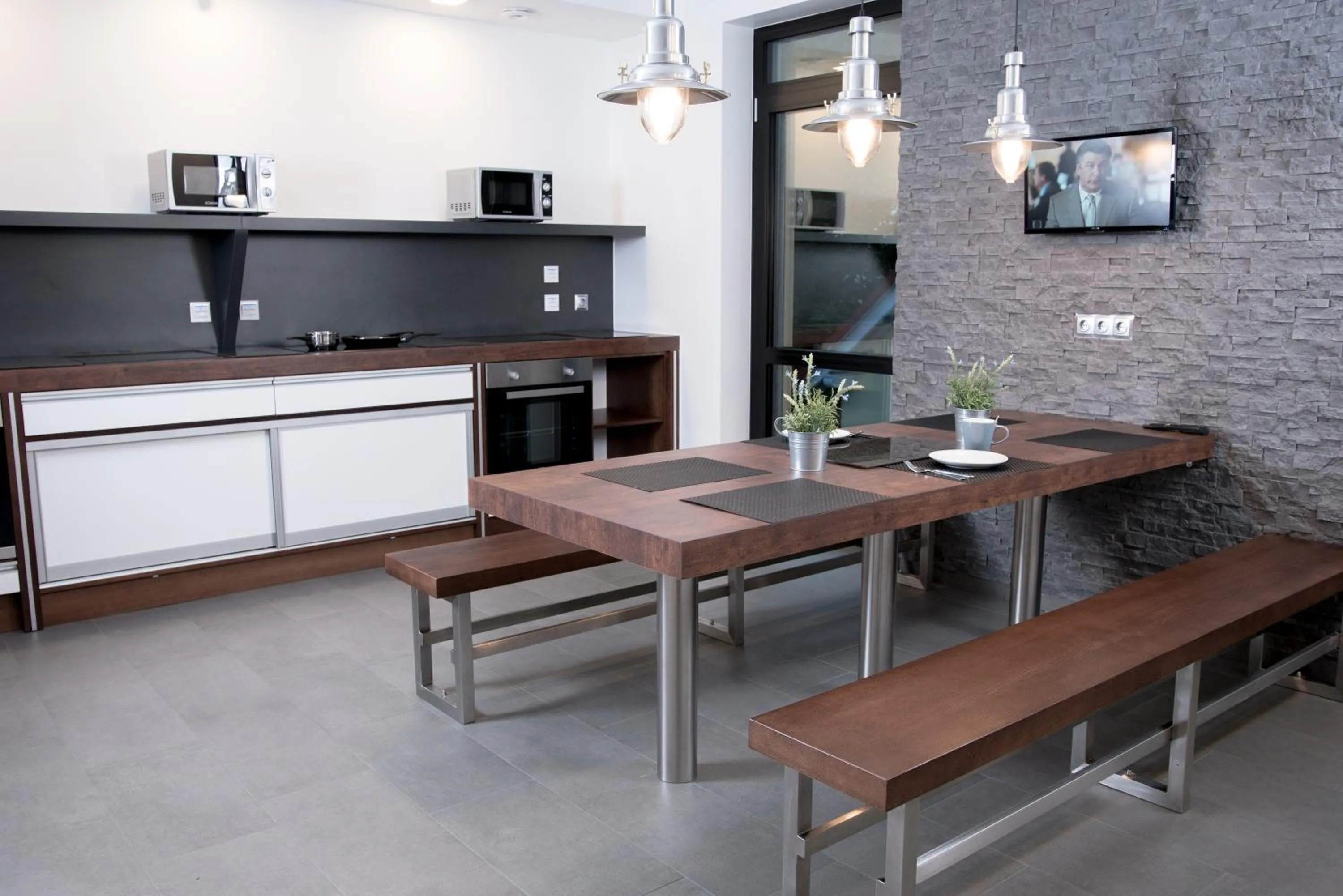 Communal kitchen in Triumph Inn Pension