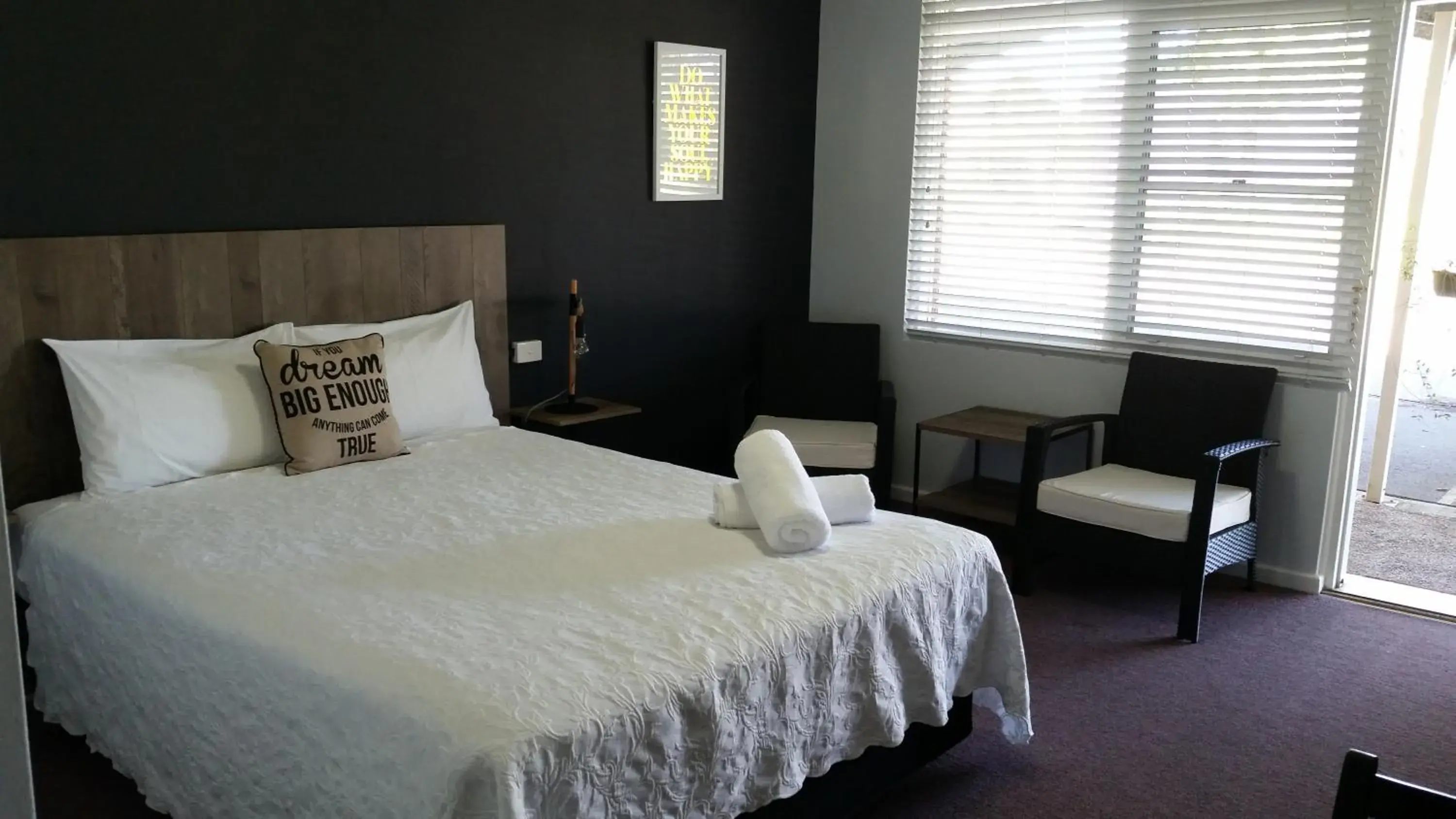 Decorative detail, Bed in Karuah Gardens Motel Decorative detail, Bed in Karuah Gardens Motel