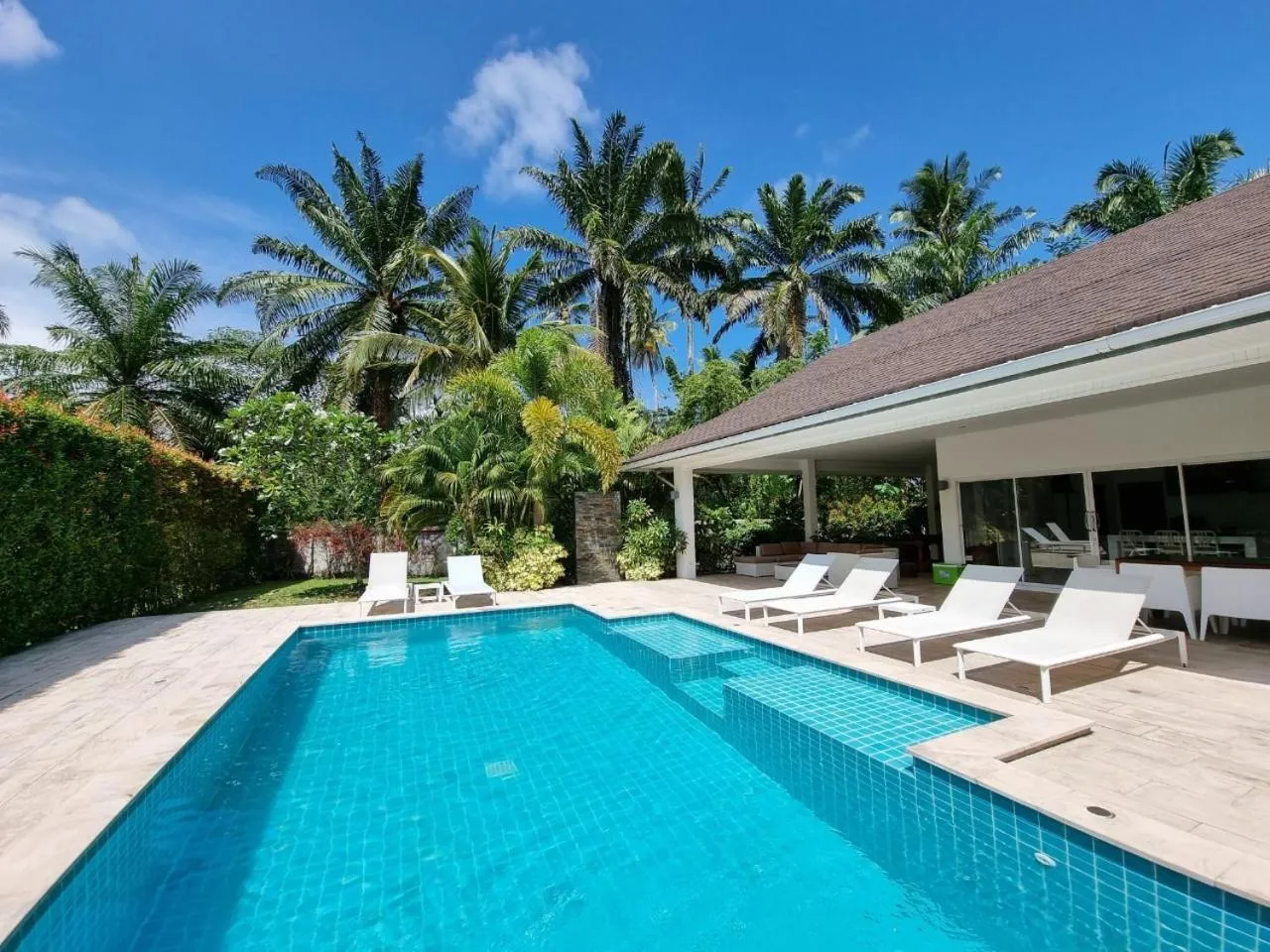 Swimming pool in Baan Lalle
