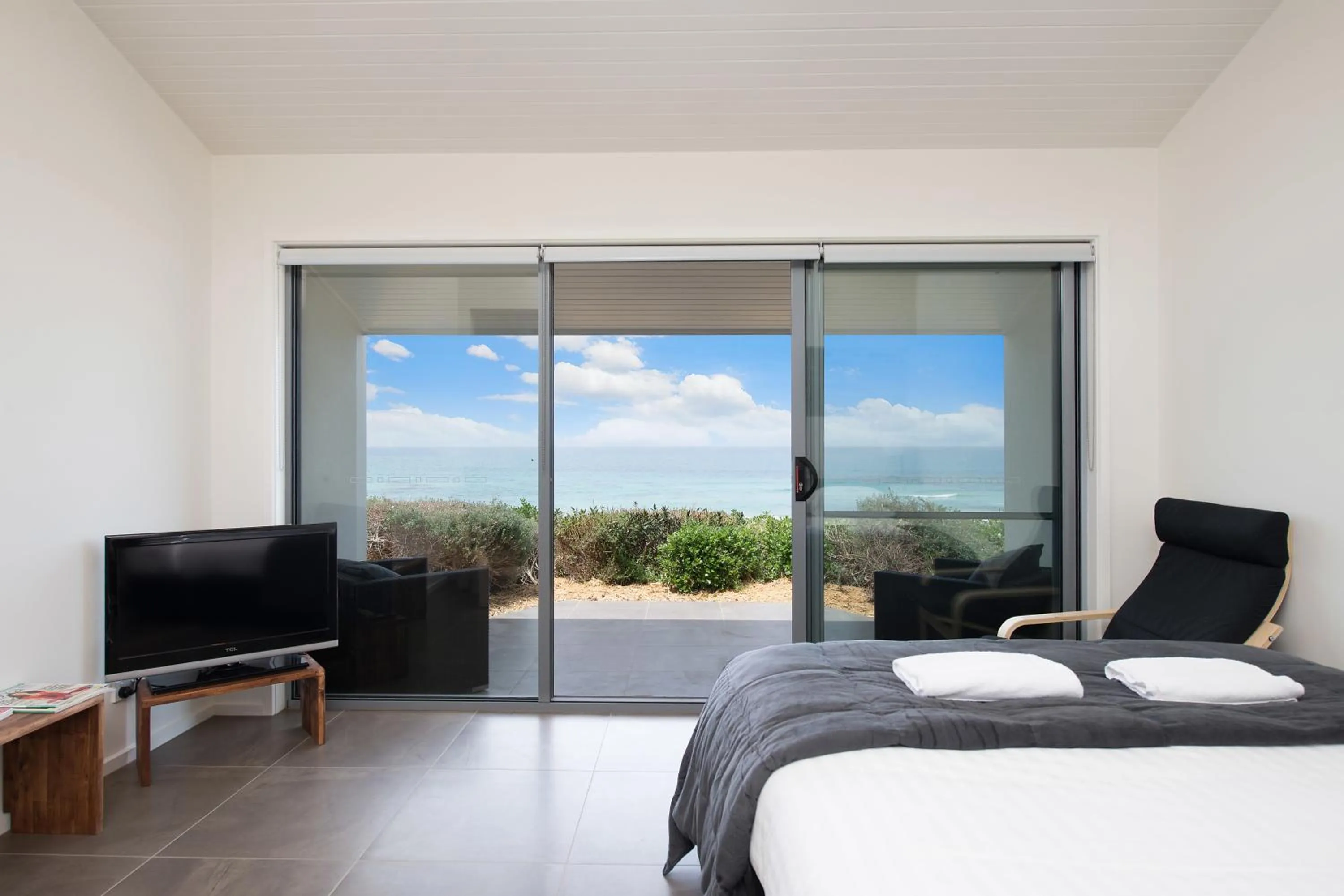 Living room, Bed in Seafarers Getaway