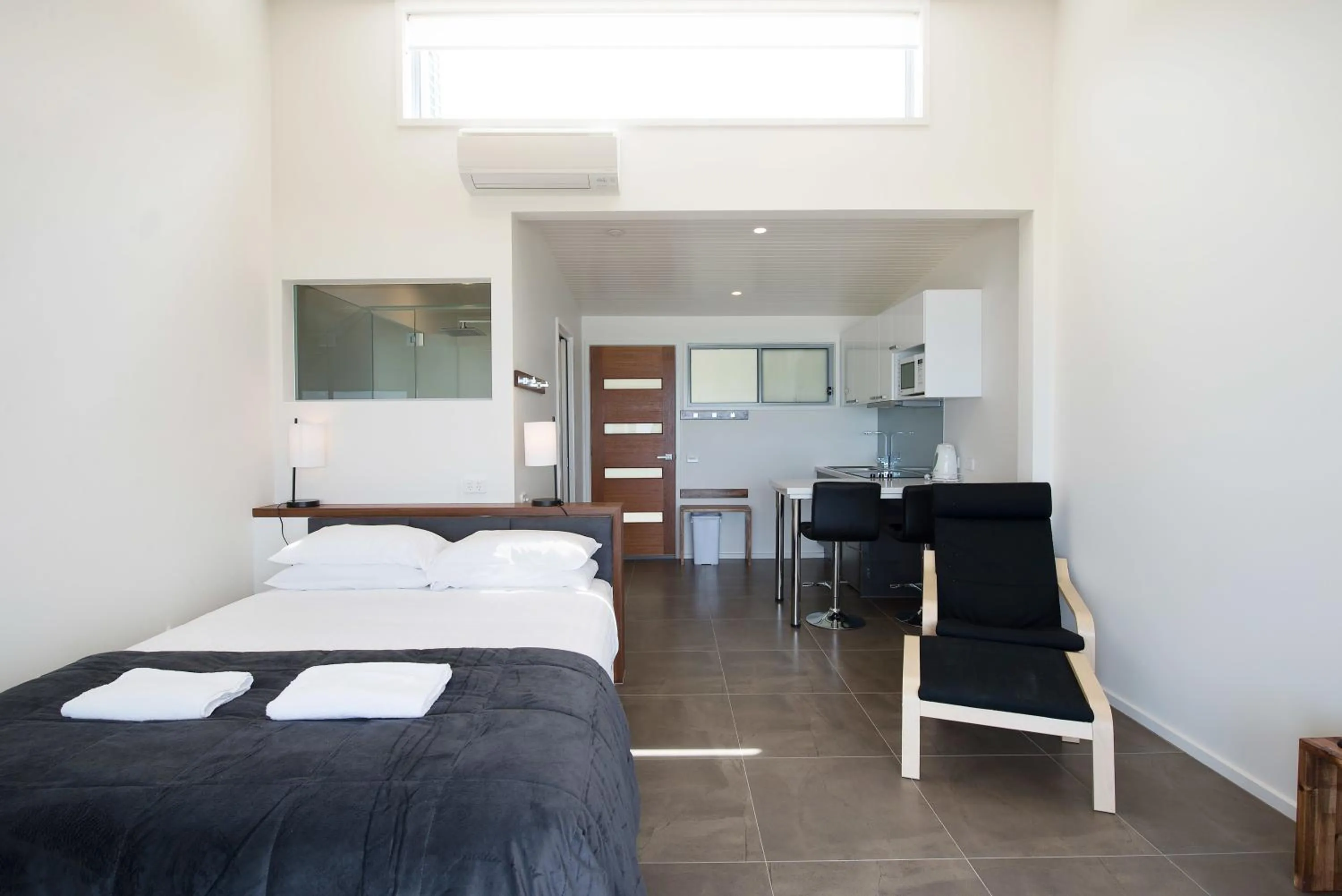 Living room, Bed in Seafarers Getaway