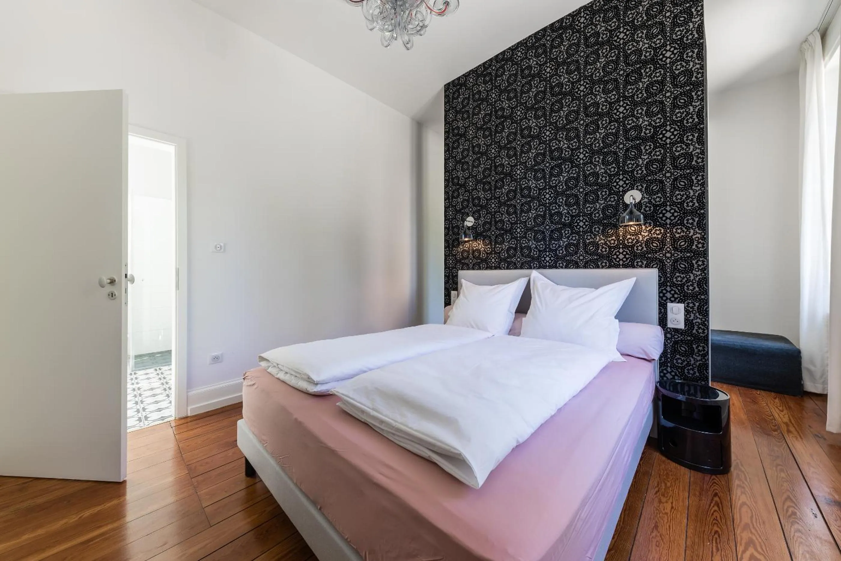 Bathroom, Bed in Chambre d'hôtes Du côté des remparts