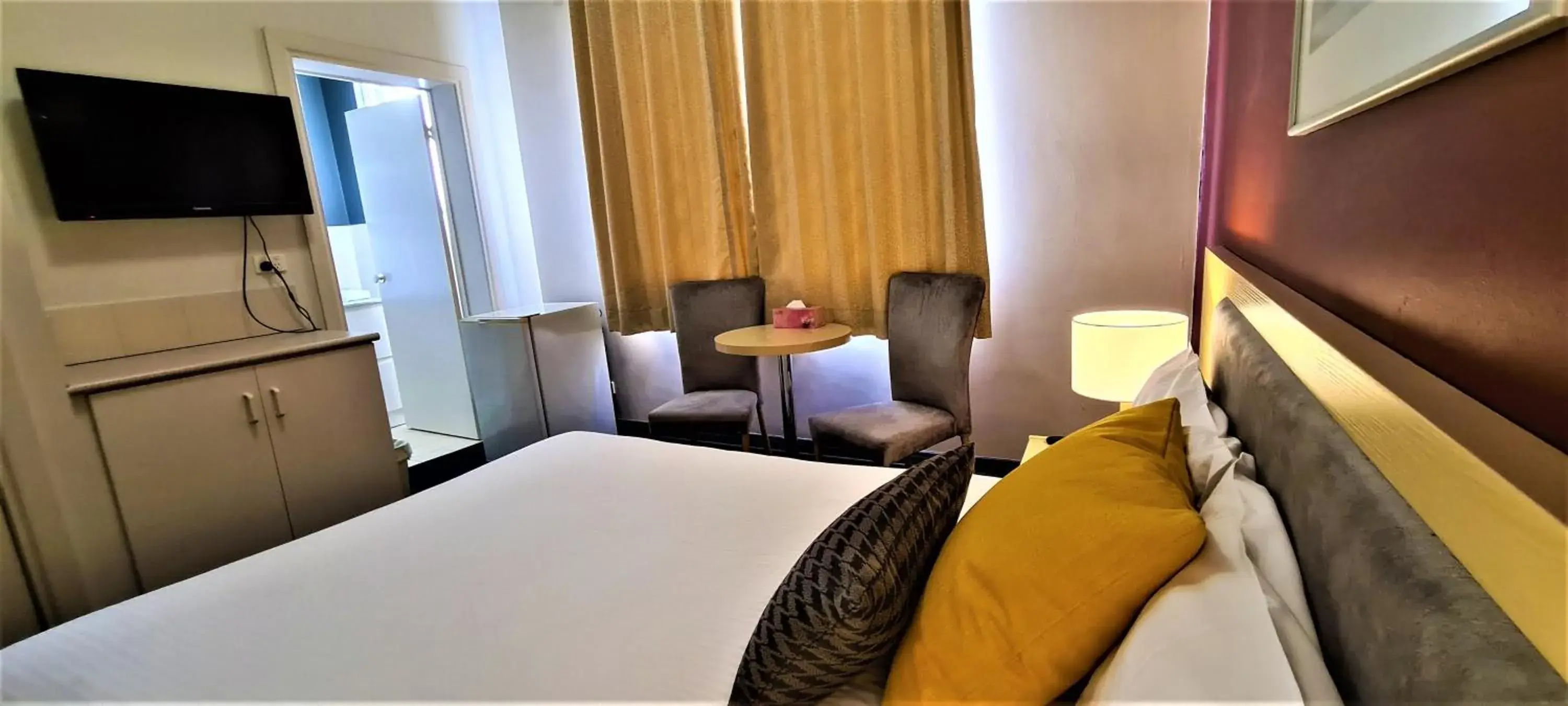 Photo of the whole room, Bed in Brunswick Tower Hotel Photo of the whole room, Bed in Brunswick Tower Hotel