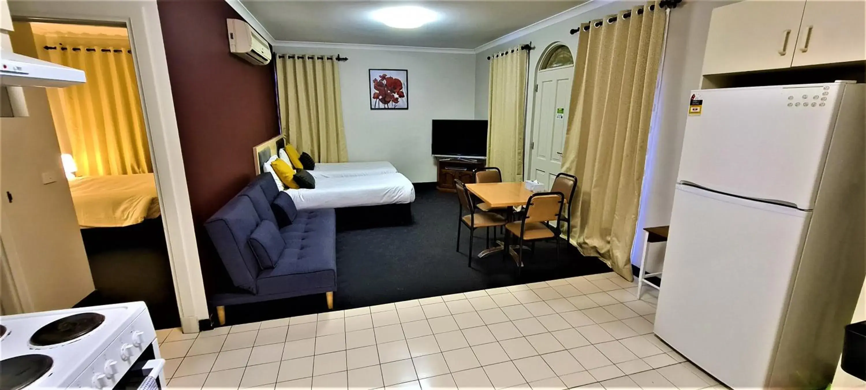 Lounge or bar, Bed in Brunswick Tower Hotel Lounge or bar, Bed in Brunswick Tower Hotel