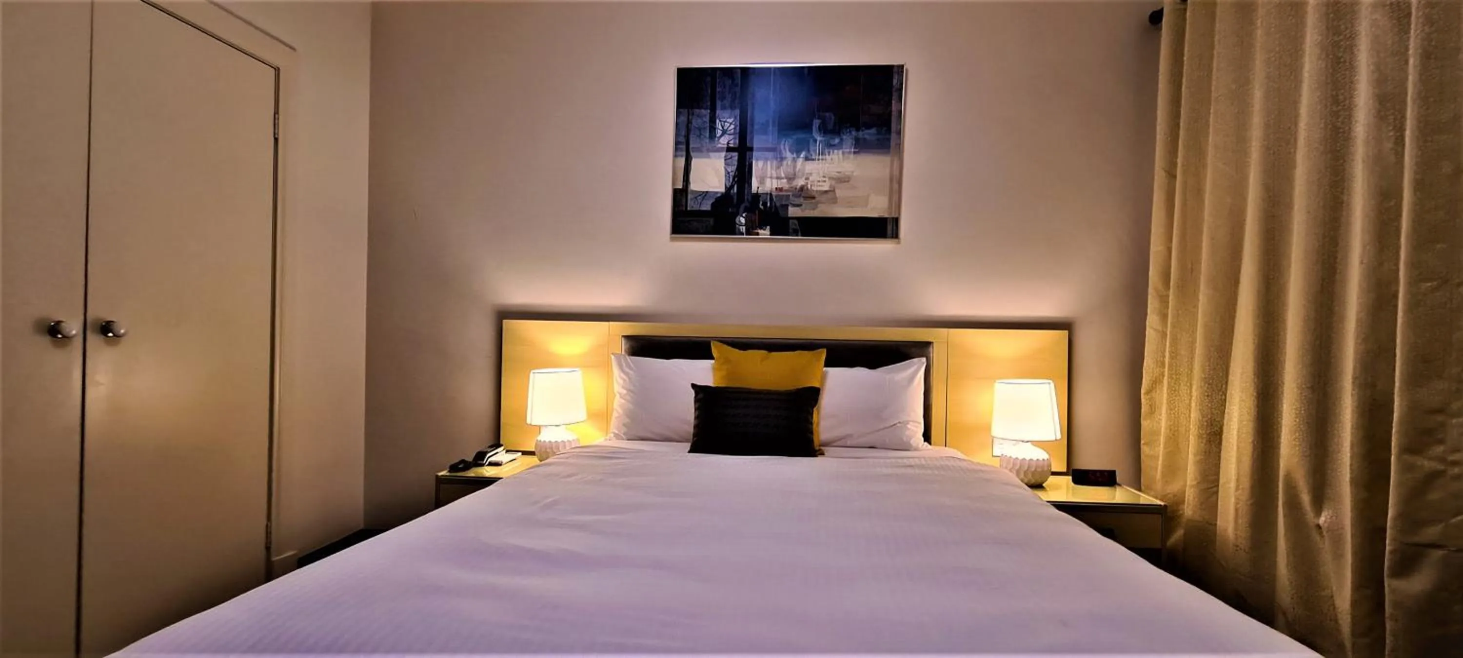 Bedroom, Bed in Brunswick Tower Hotel