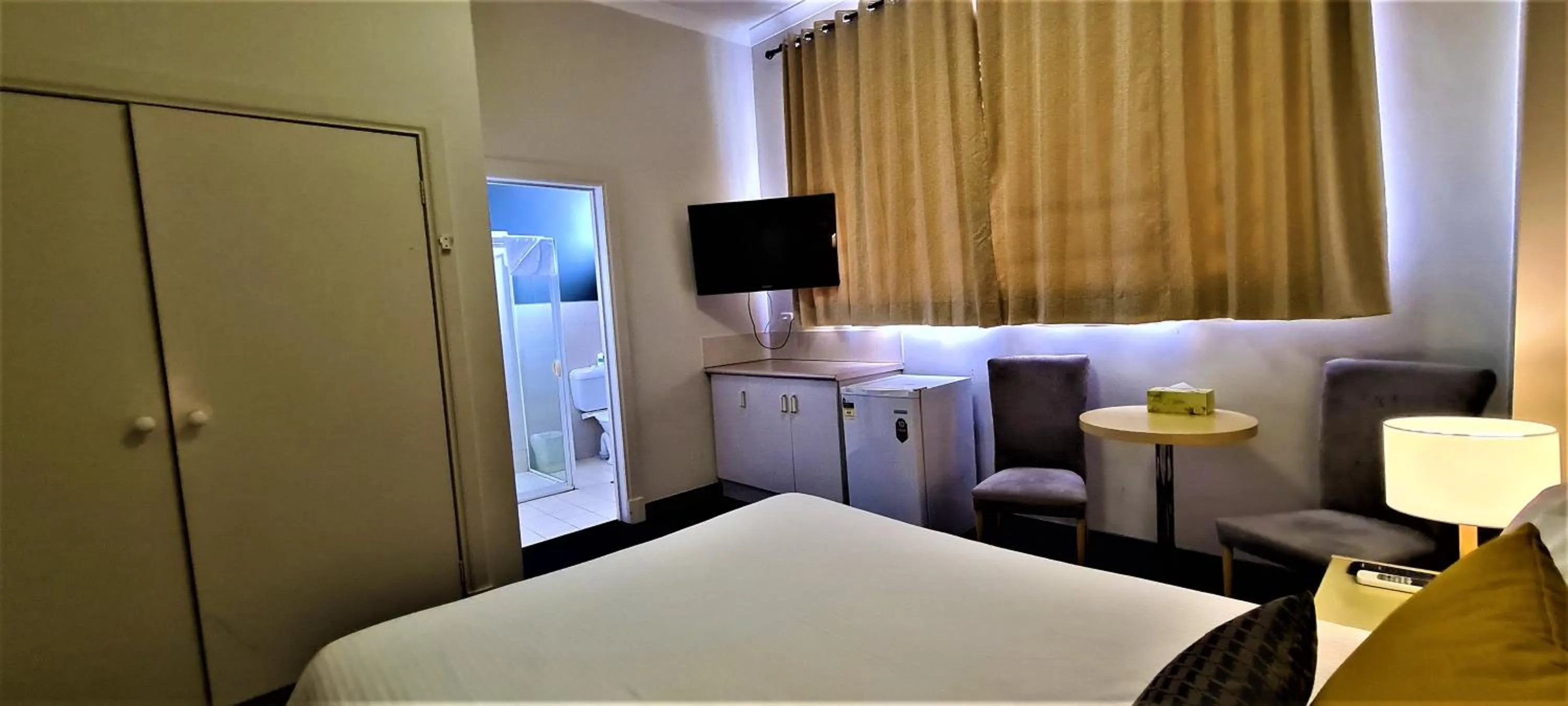 Coffee/tea facilities, Bed in Brunswick Tower Hotel