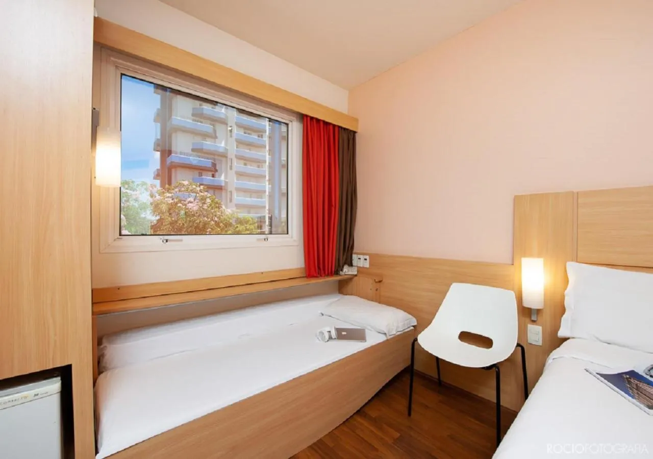 Photo of the whole room, Bed in Ibis São Carlos