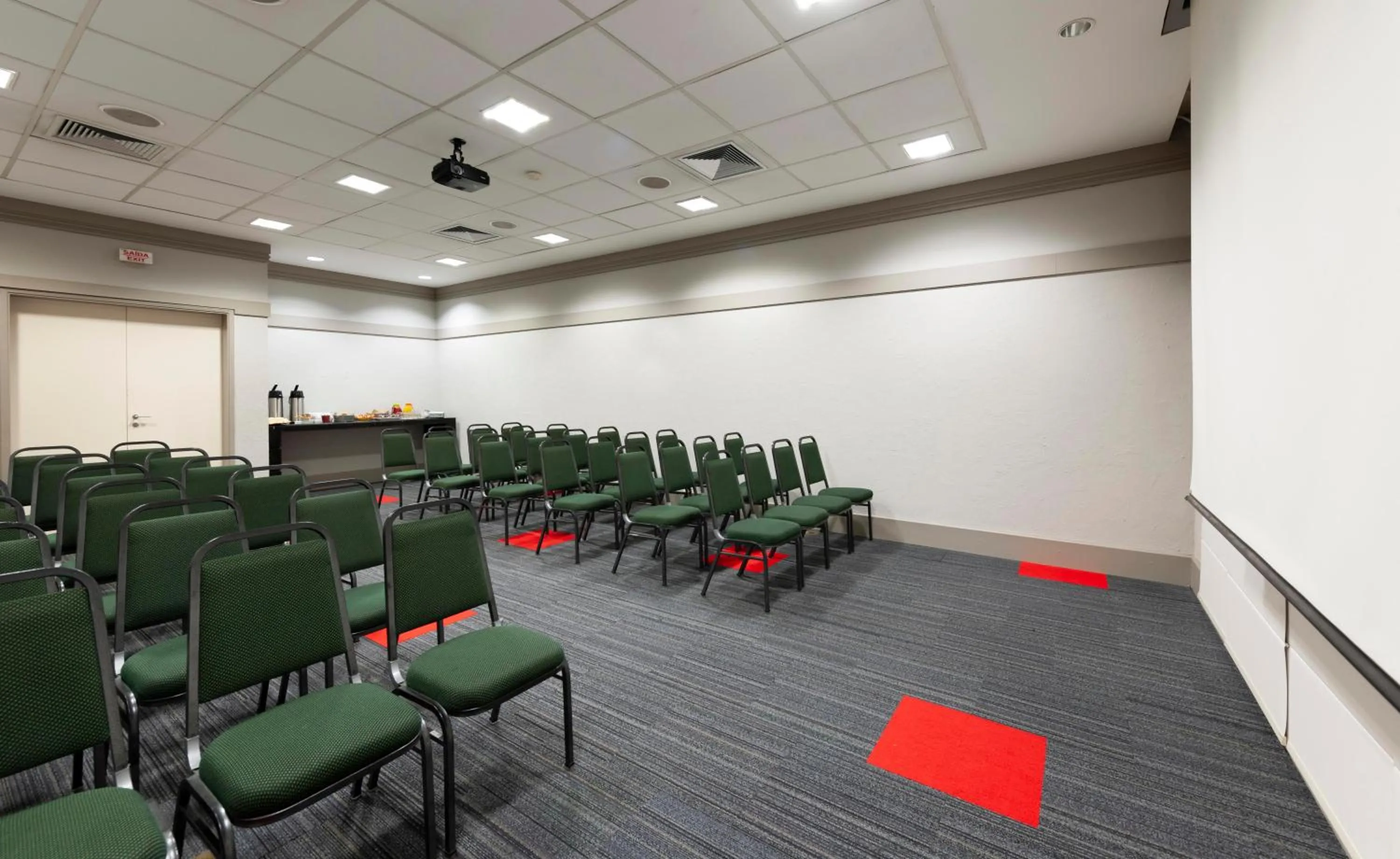 Business facilities in Ibis São Carlos