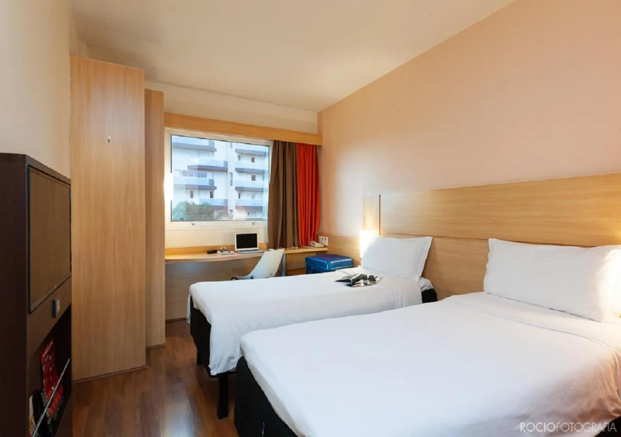 Photo of the whole room, Bed in Ibis São Carlos