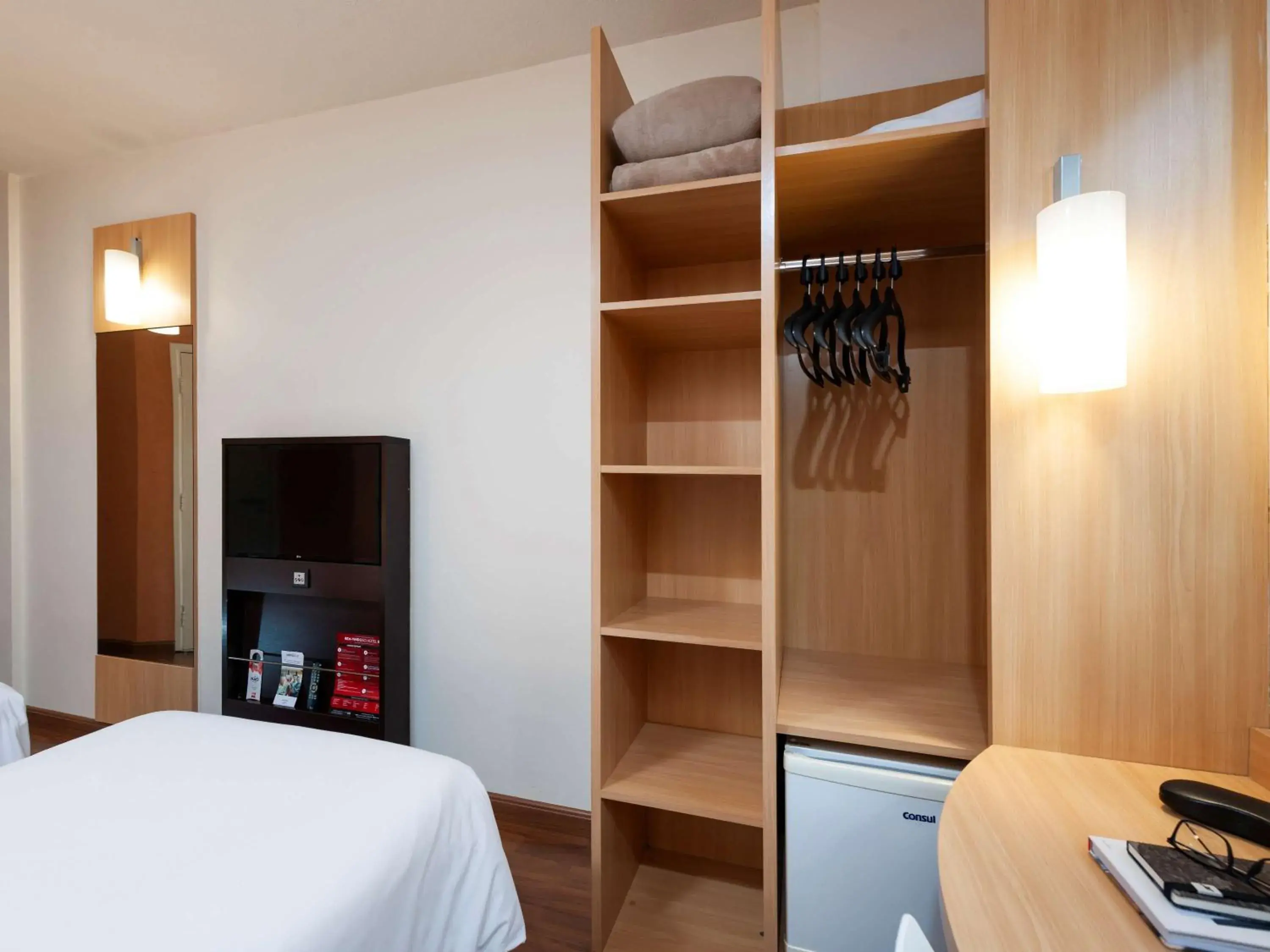 Photo of the whole room, Bed in Ibis São Carlos Photo of the whole room, Bed in Ibis São Carlos