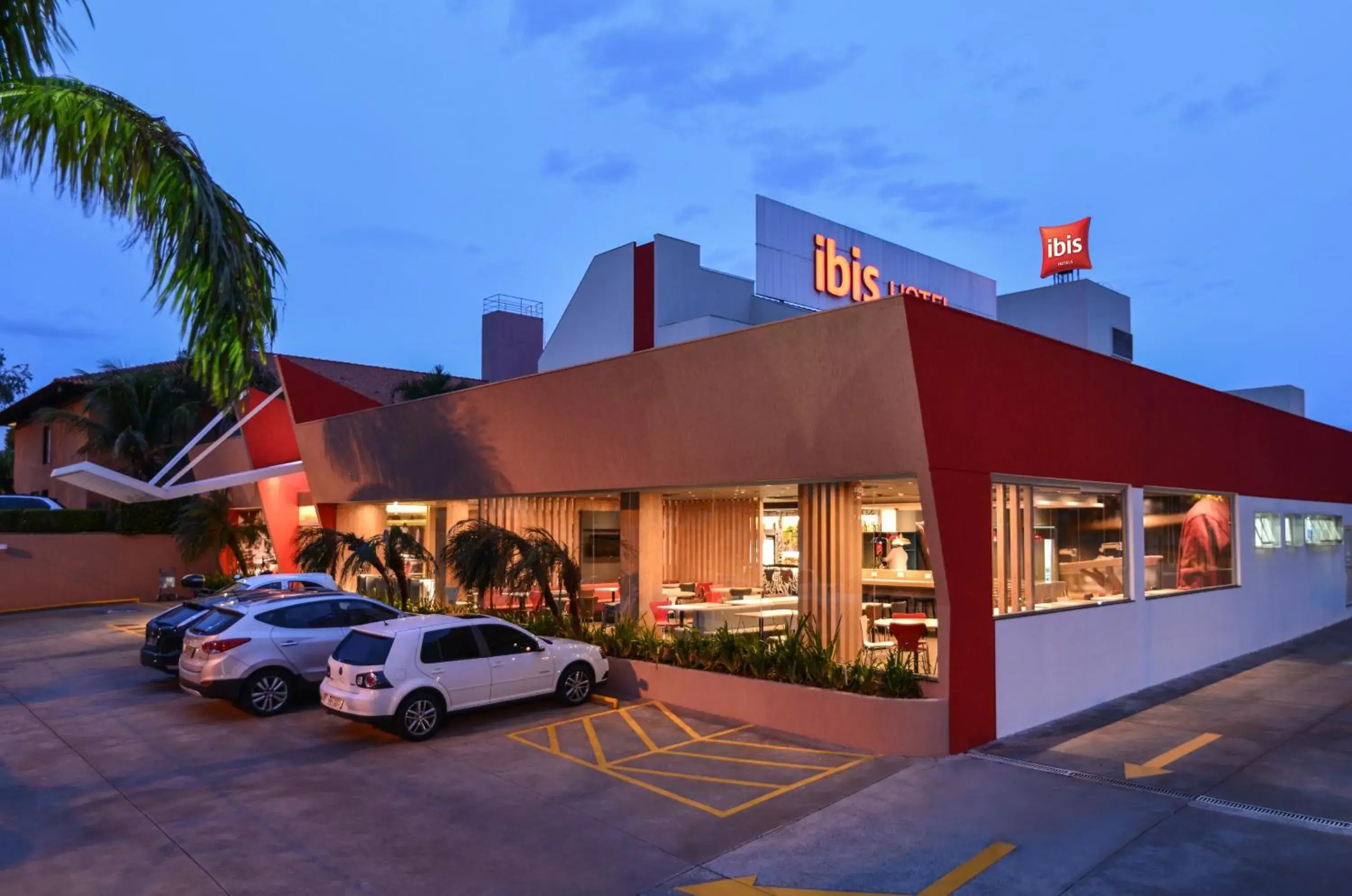 Facade/entrance in ibis Campo Grande Facade/entrance in ibis Campo Grande