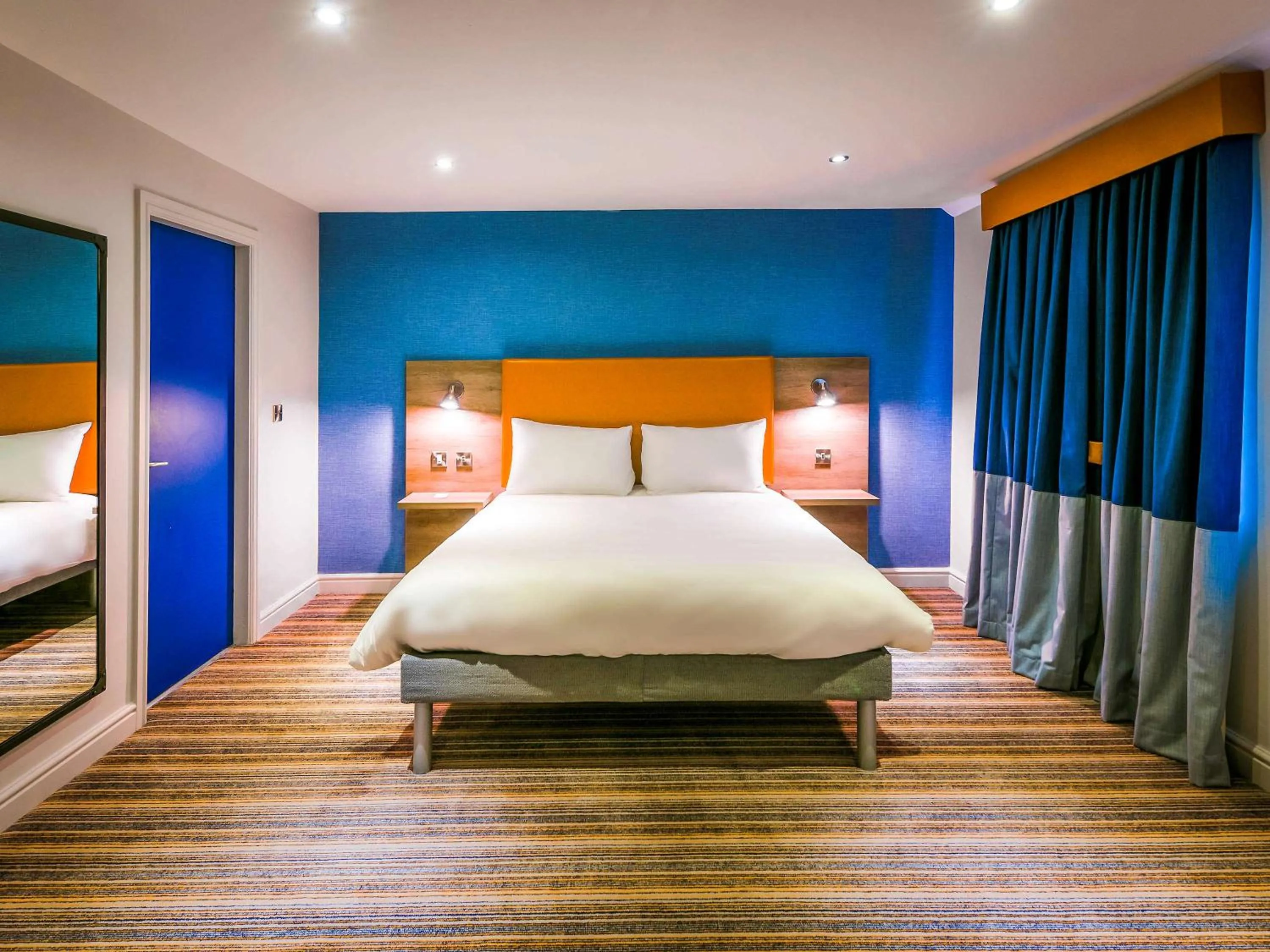 Photo of the whole room in Ibis Styles Birmingham Hagley Road