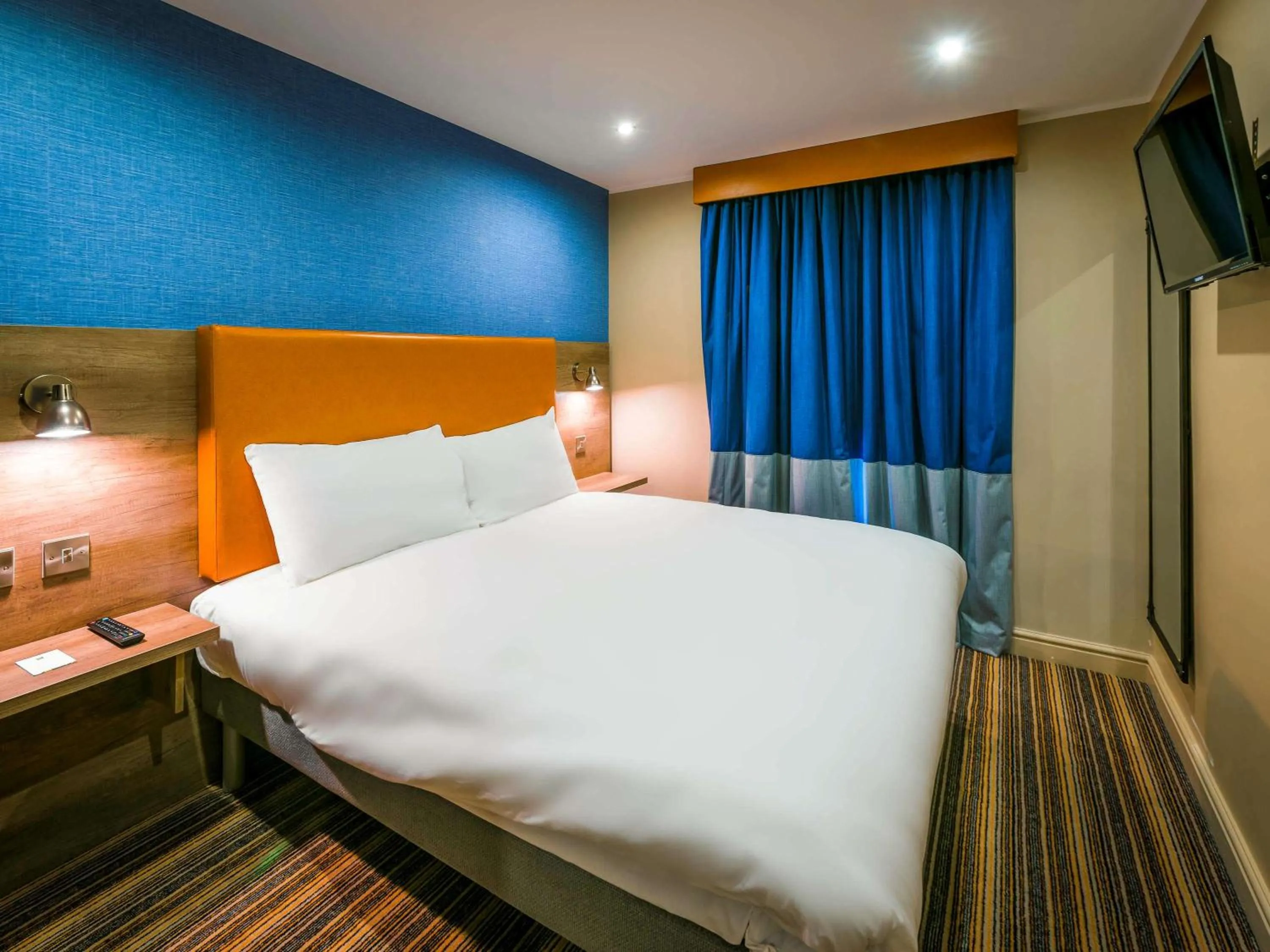 Photo of the whole room in Ibis Styles Birmingham Hagley Road