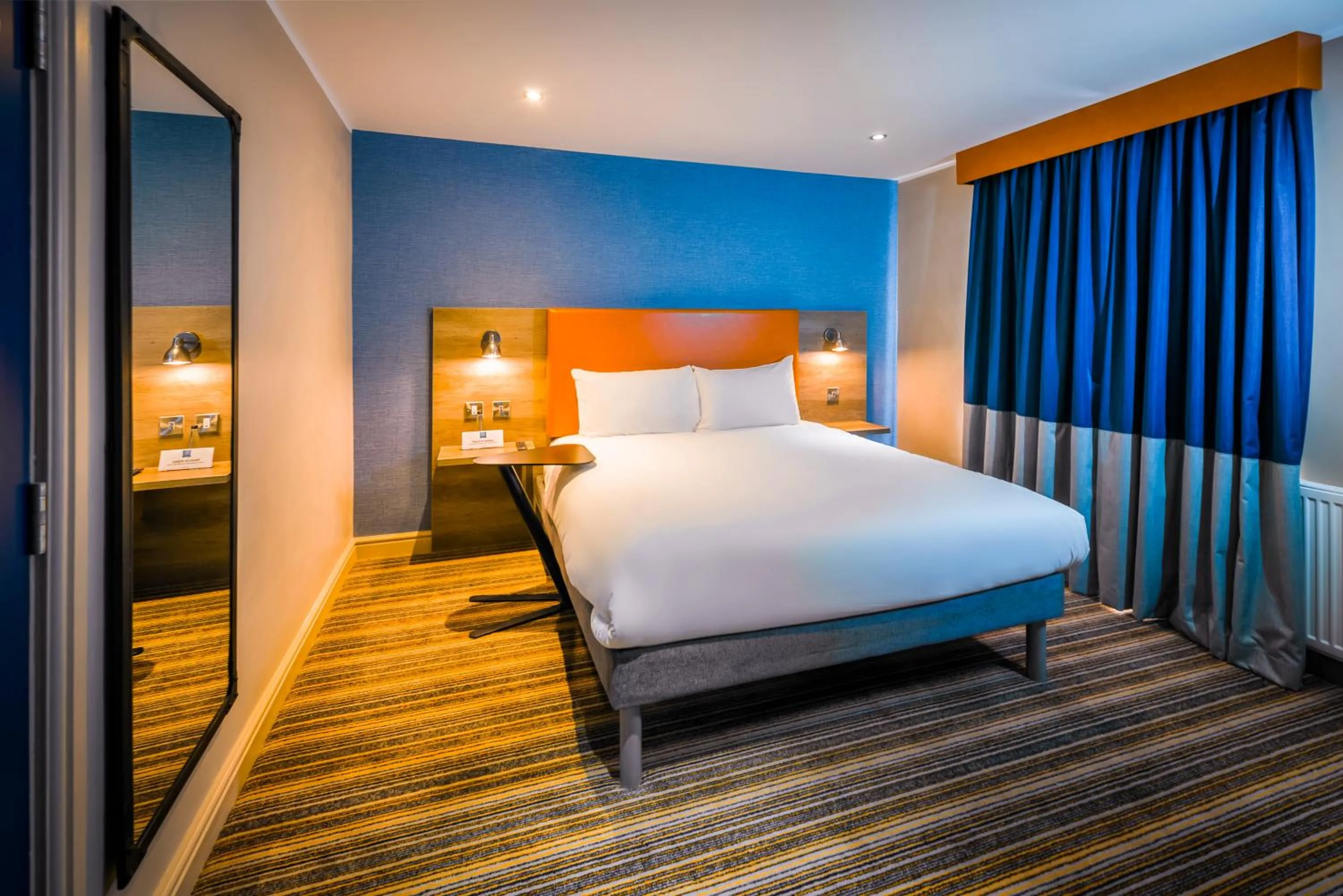 Bed in Ibis Styles Birmingham Hagley Road