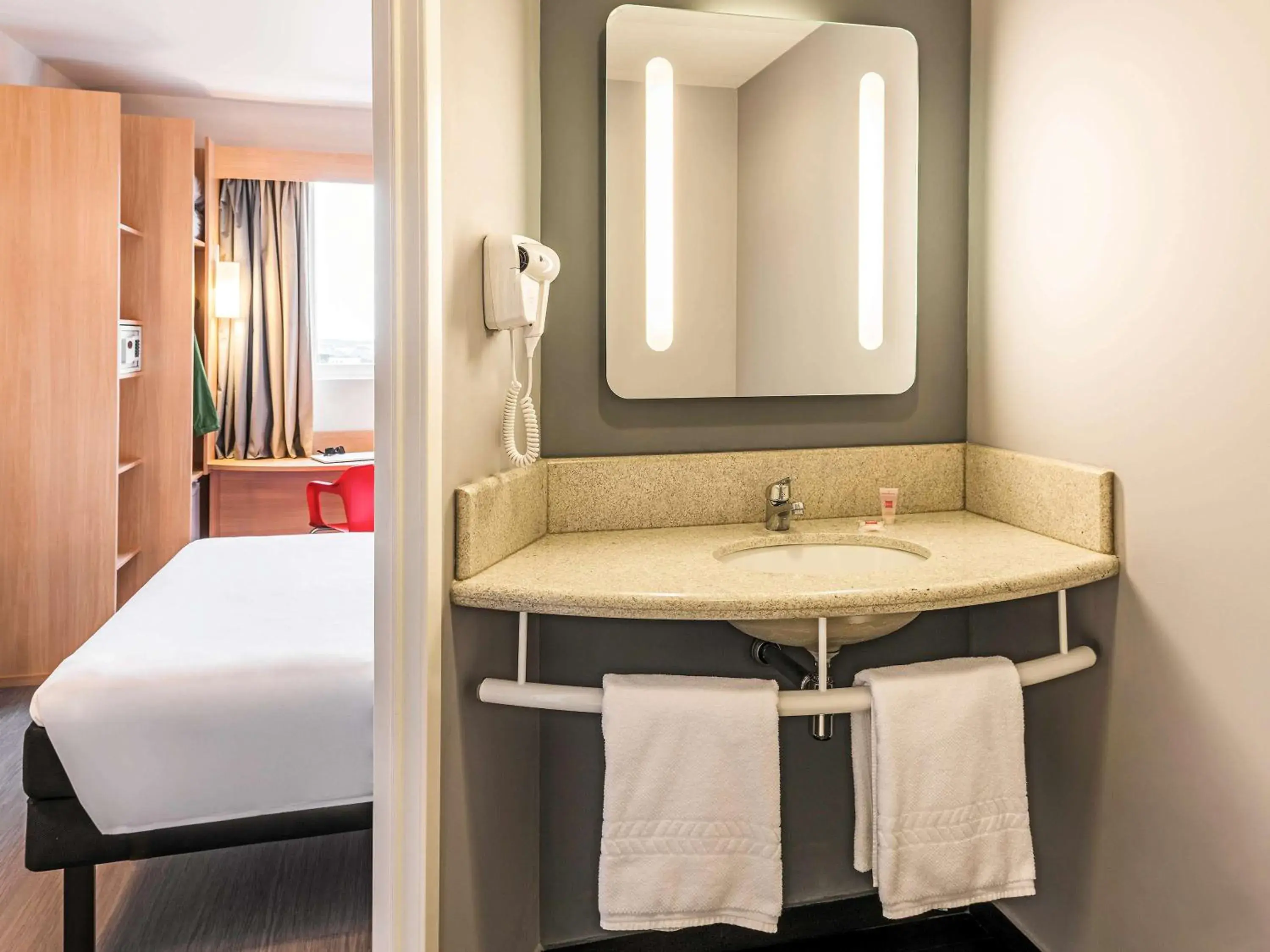 Photo of the whole room, Bed in ibis Chapeco Photo of the whole room, Bed in ibis Chapeco