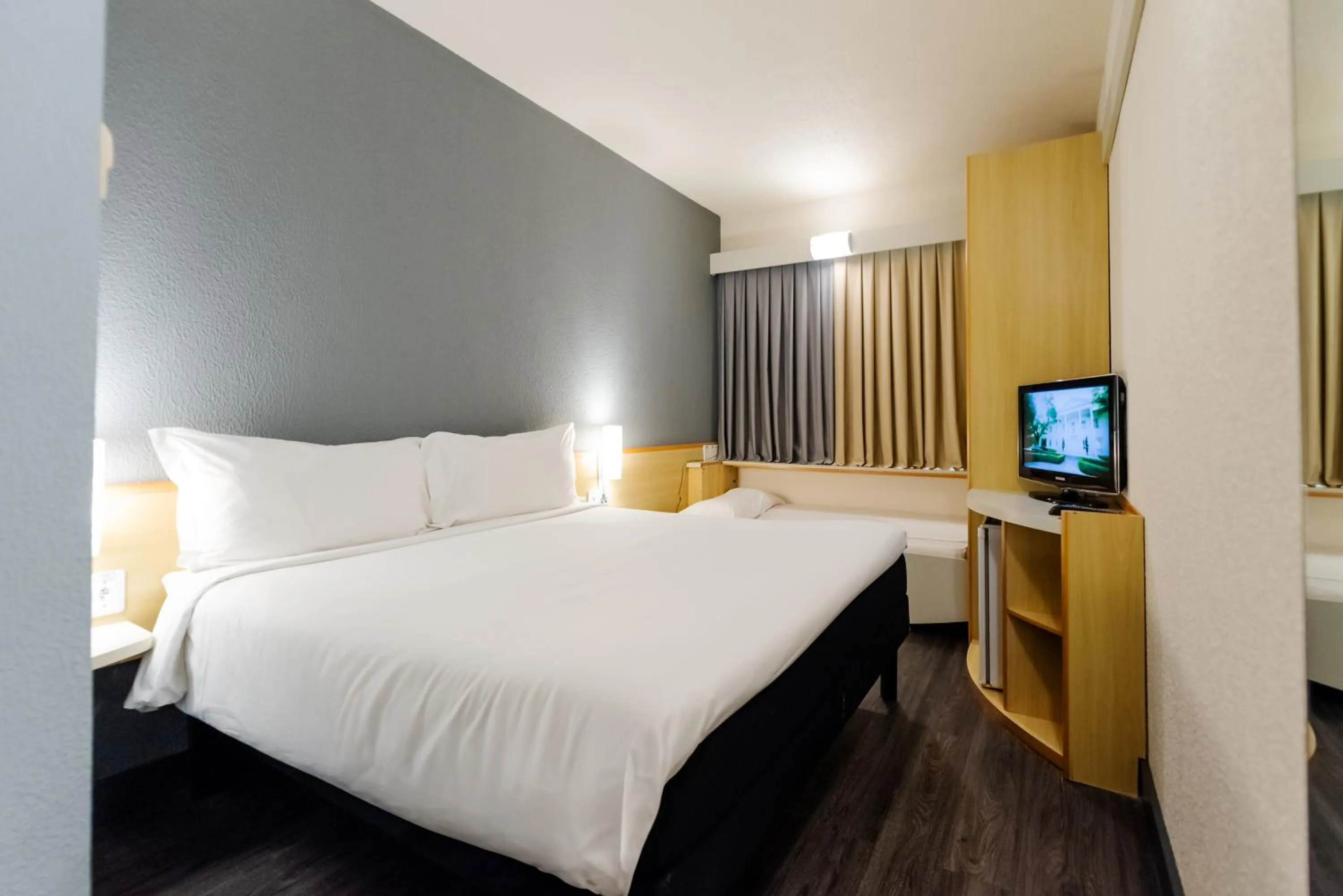 Photo of the whole room, Bed in ibis Criciuma