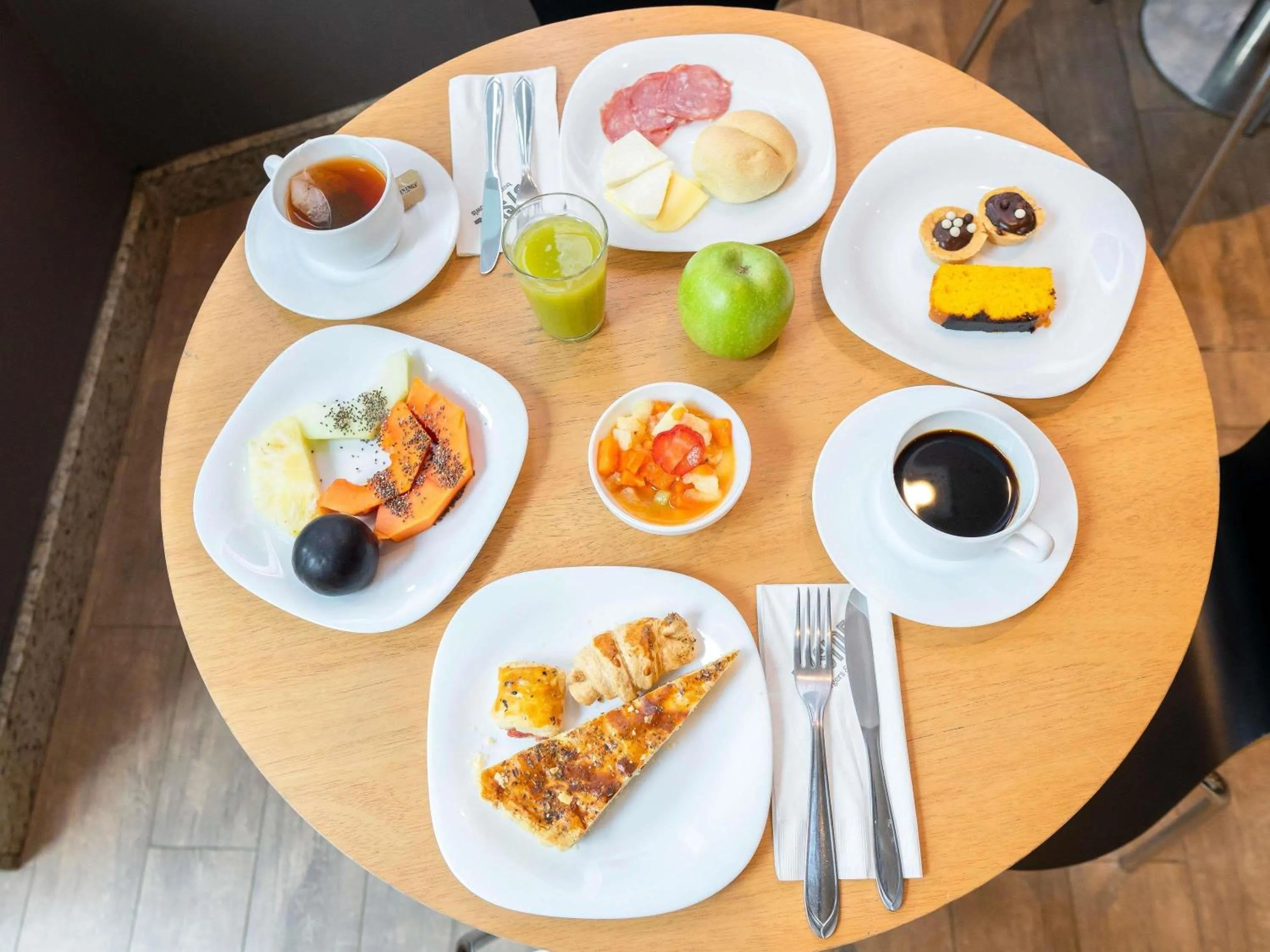 Breakfast in ibis Porto Alegre Moinhos de Vento