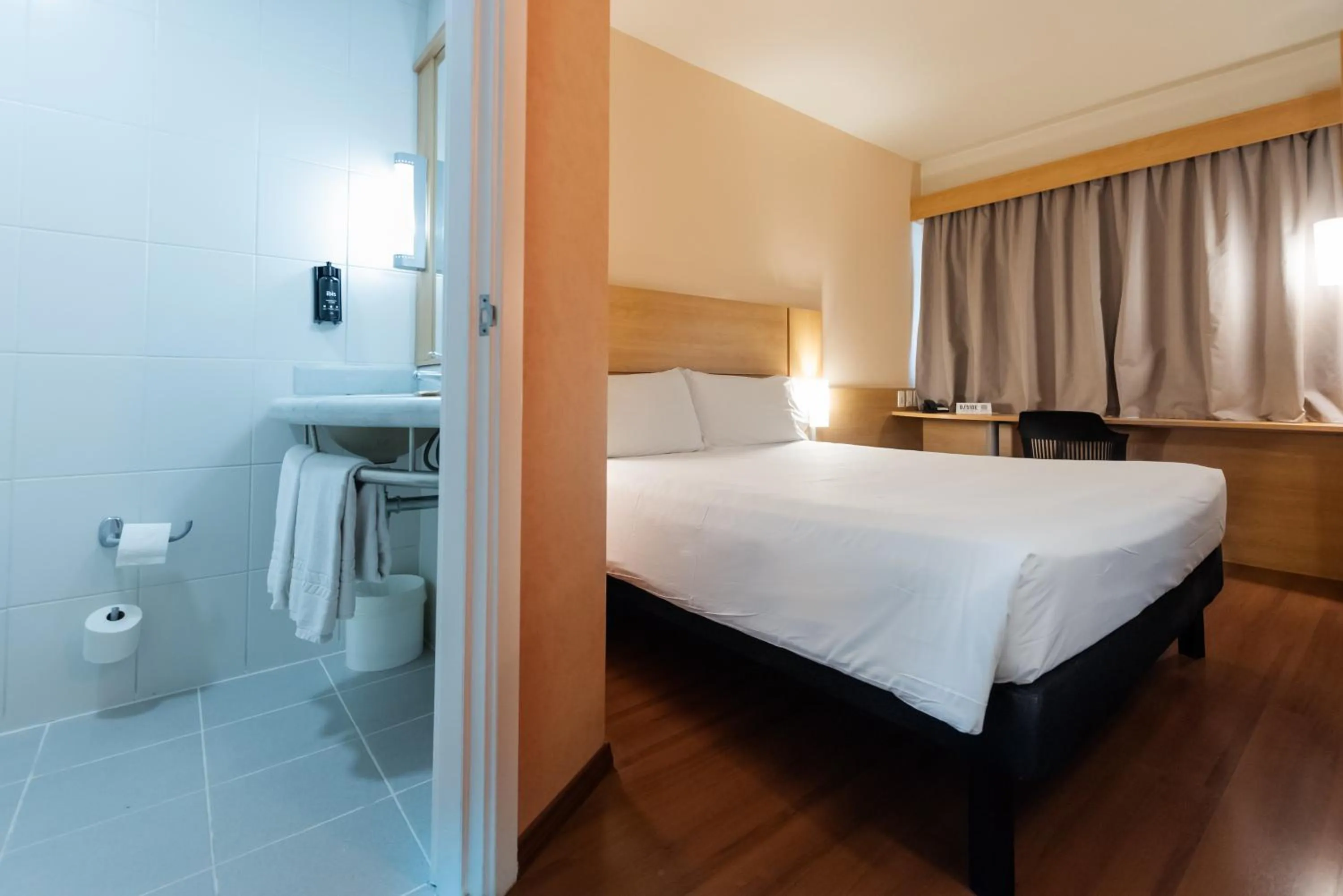 Bathroom, Bed in ibis Porto Alegre Moinhos de Vento