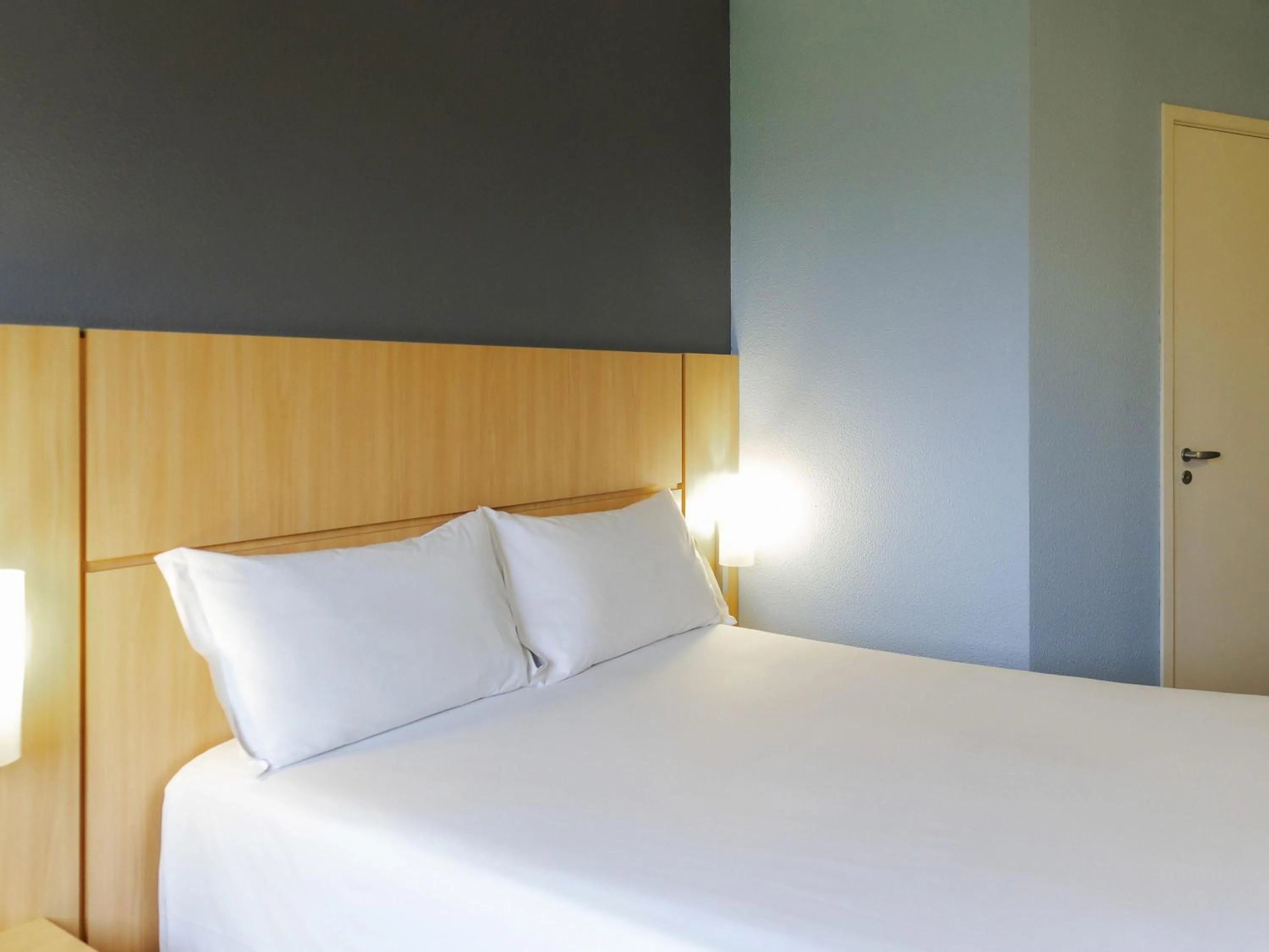 Bedroom, Bed in ibis Curitiba Aeroporto