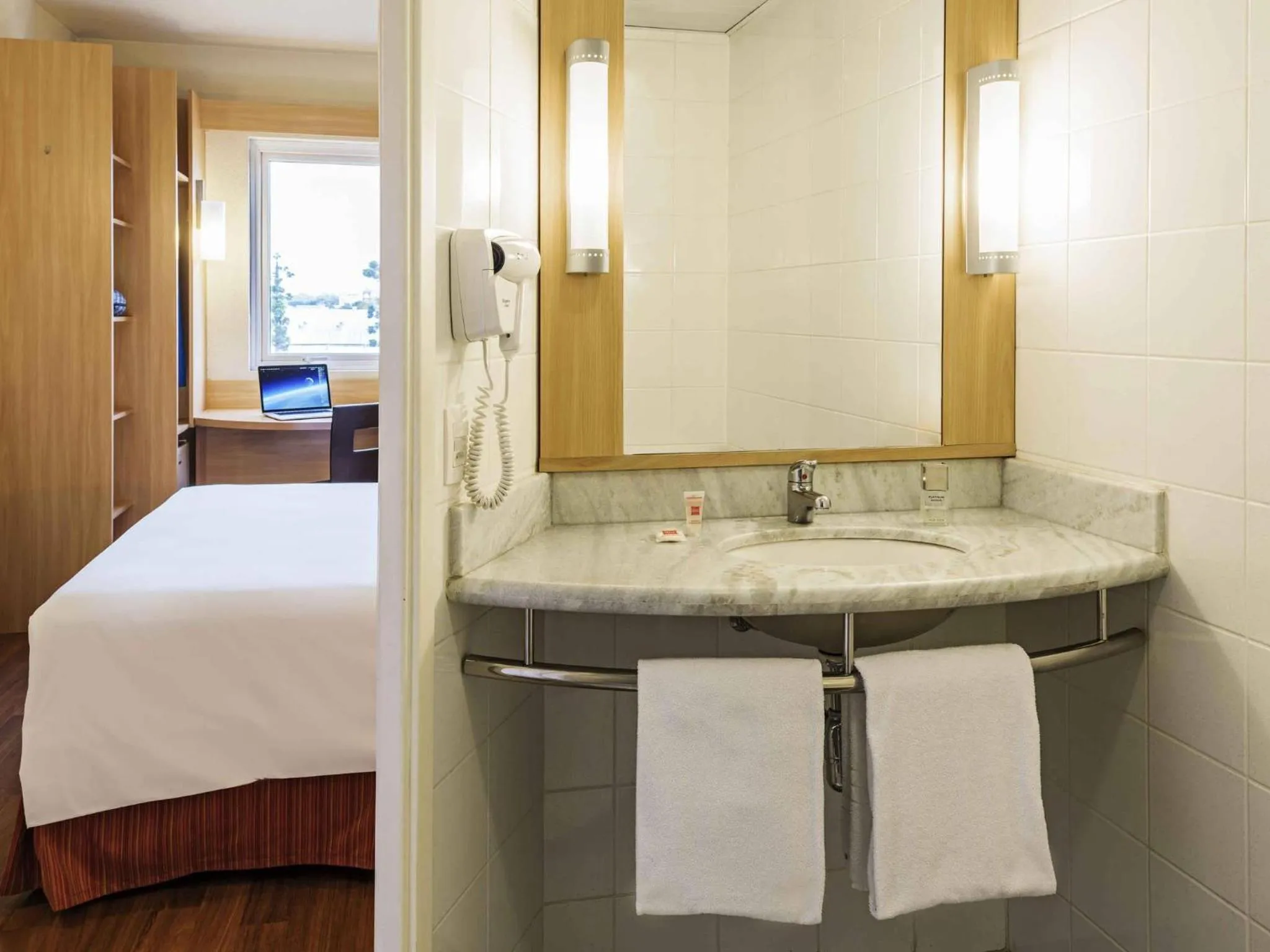 Bedroom, Bed in ibis Curitiba Aeroporto