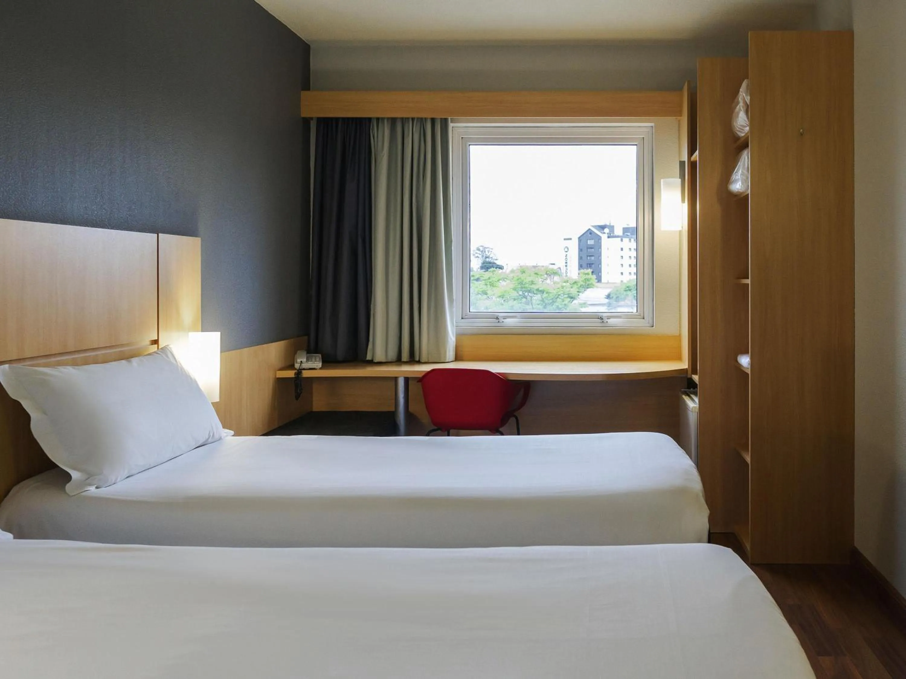 Bedroom, Bed in ibis Curitiba Aeroporto