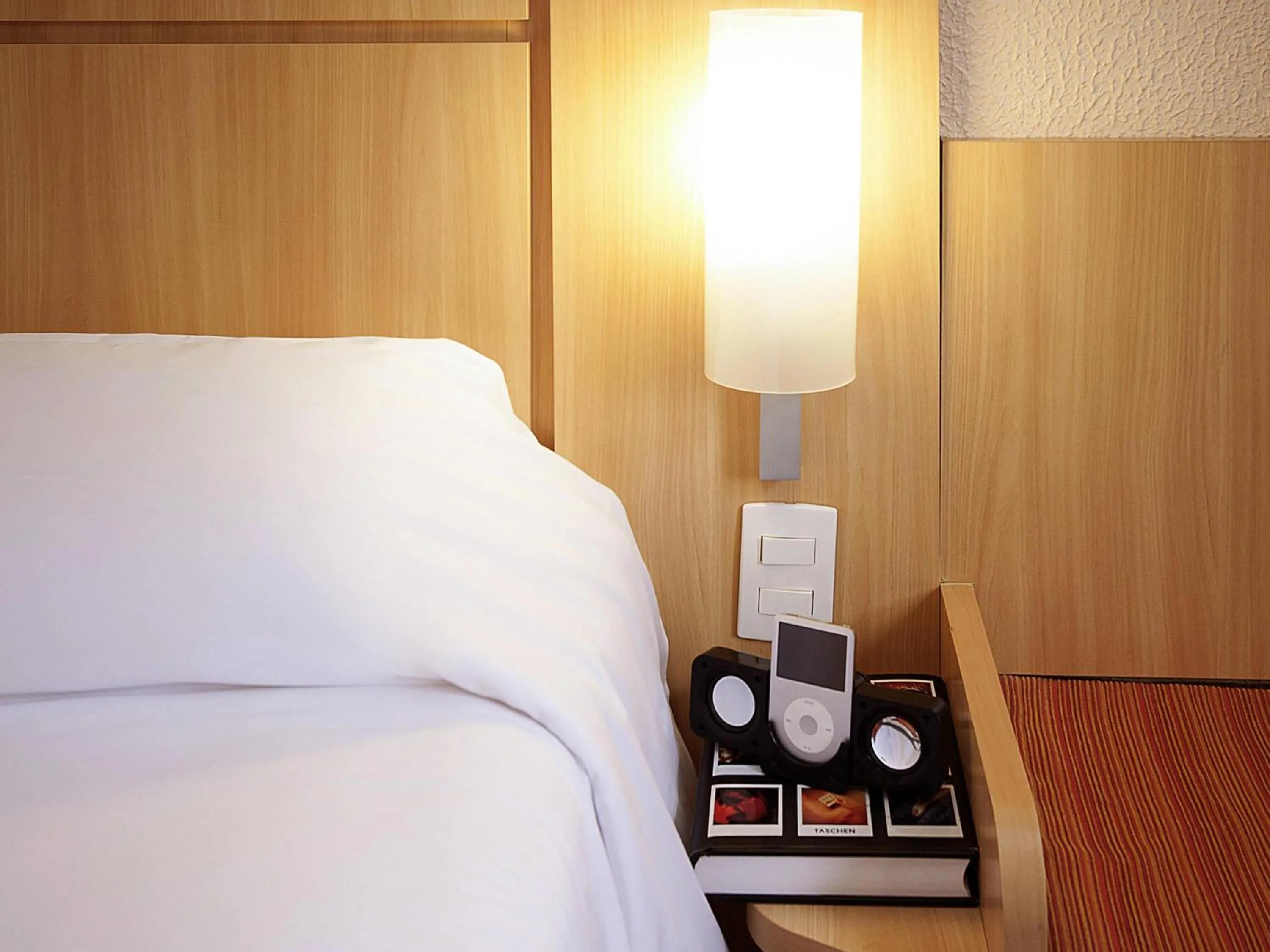 Bedroom, Bed in ibis Curitiba Aeroporto