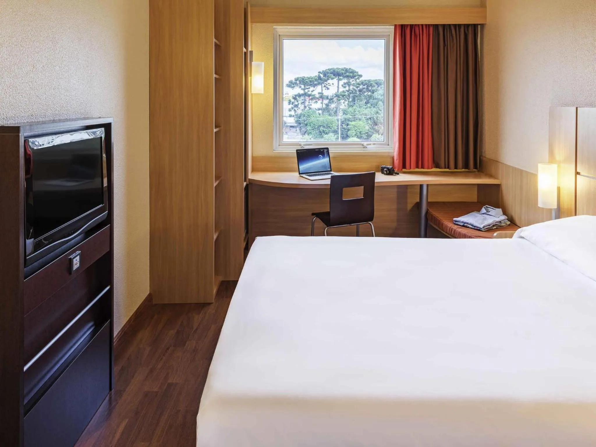 Bedroom, Bed in ibis Curitiba Aeroporto