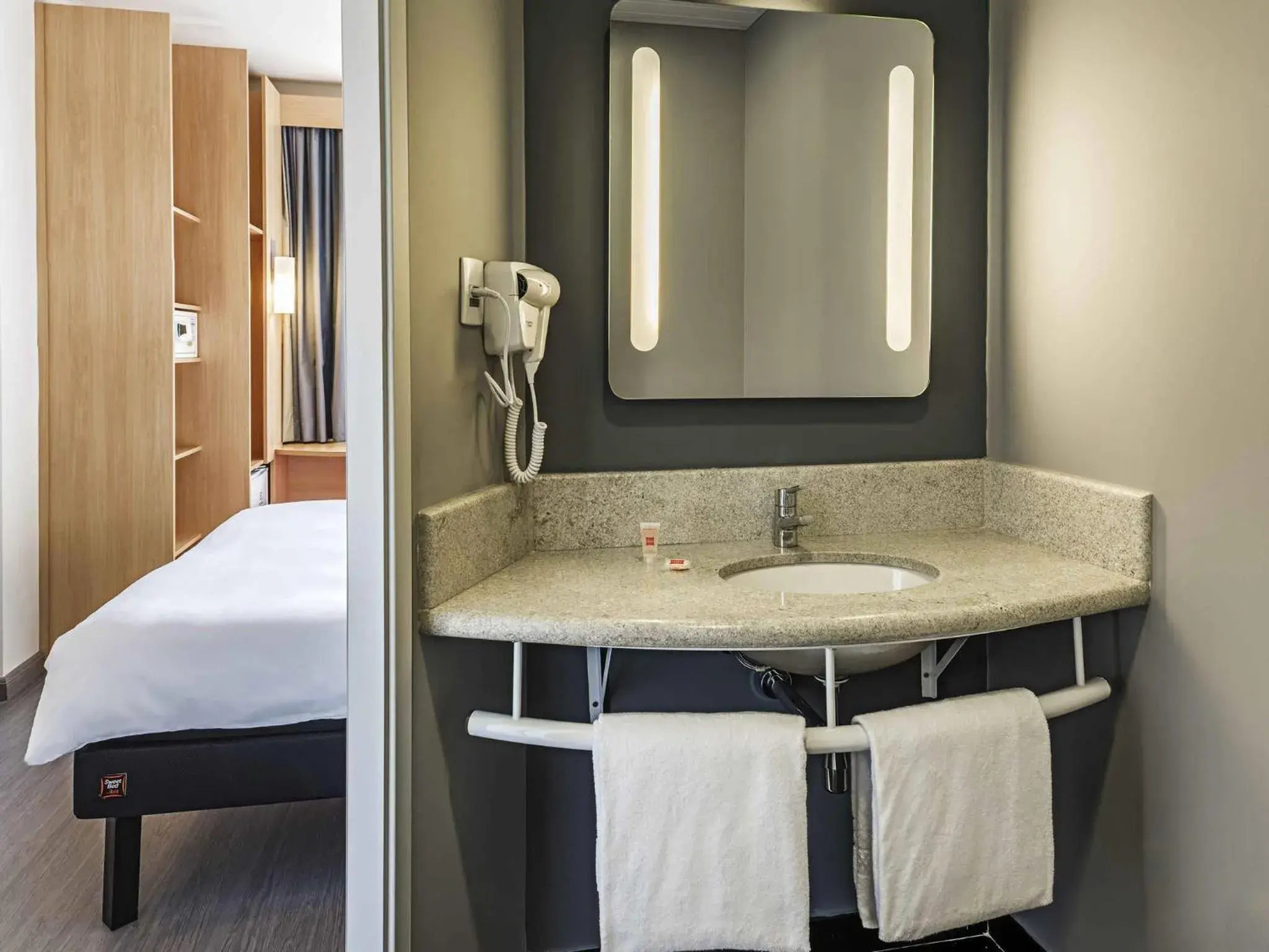 Bedroom, Bed in ibis Santos Valongo Bedroom, Bed in ibis Santos Valongo