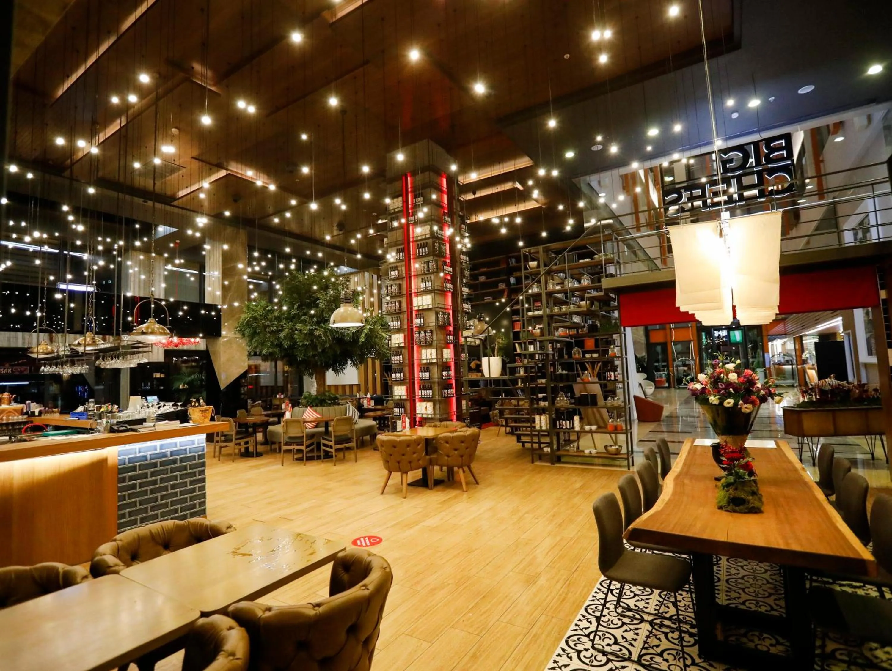 Lounge or bar in Holiday Inn Kayseri - Duvenonu by IHG