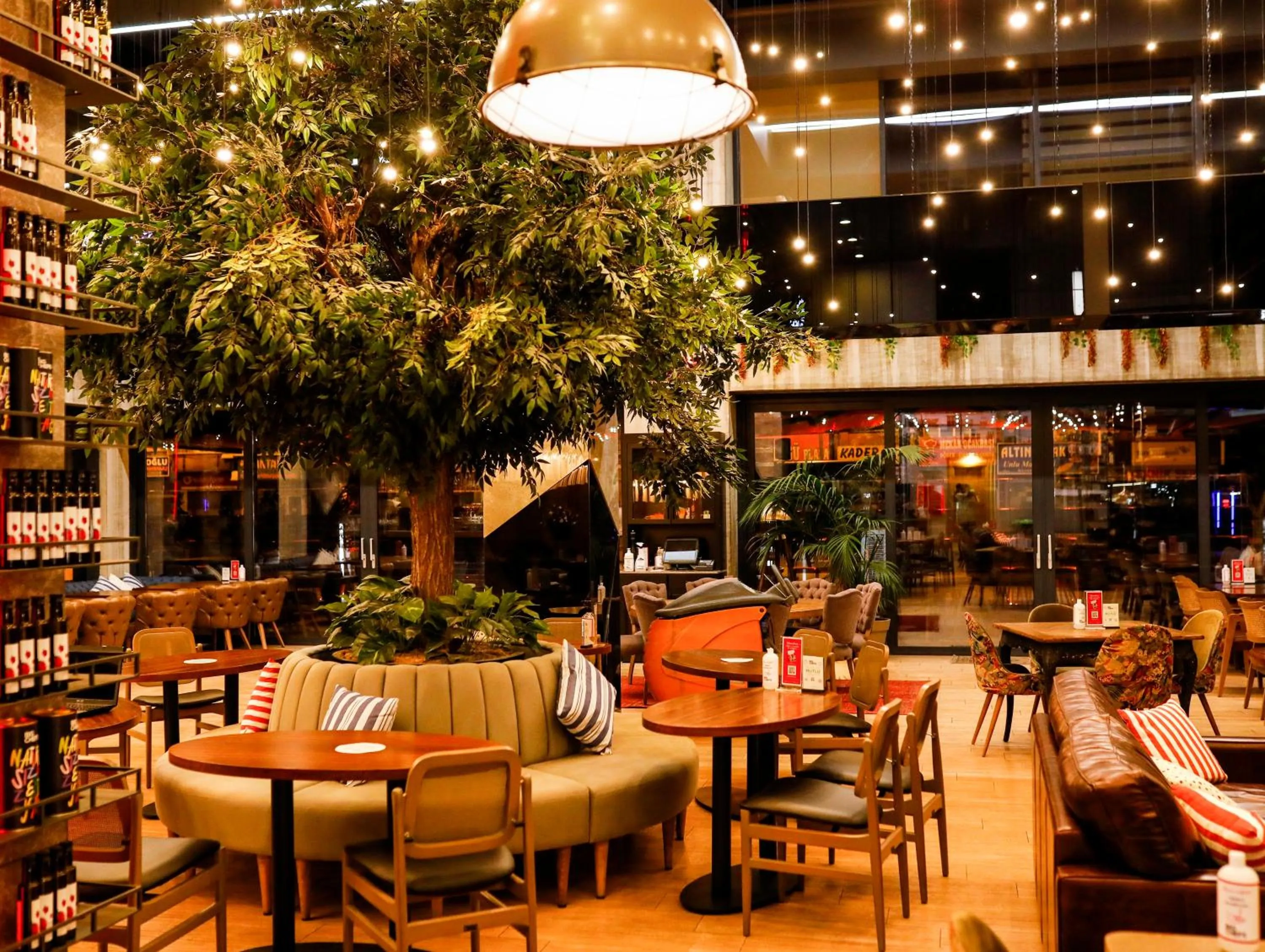 Lounge or bar in Holiday Inn Kayseri - Duvenonu by IHG