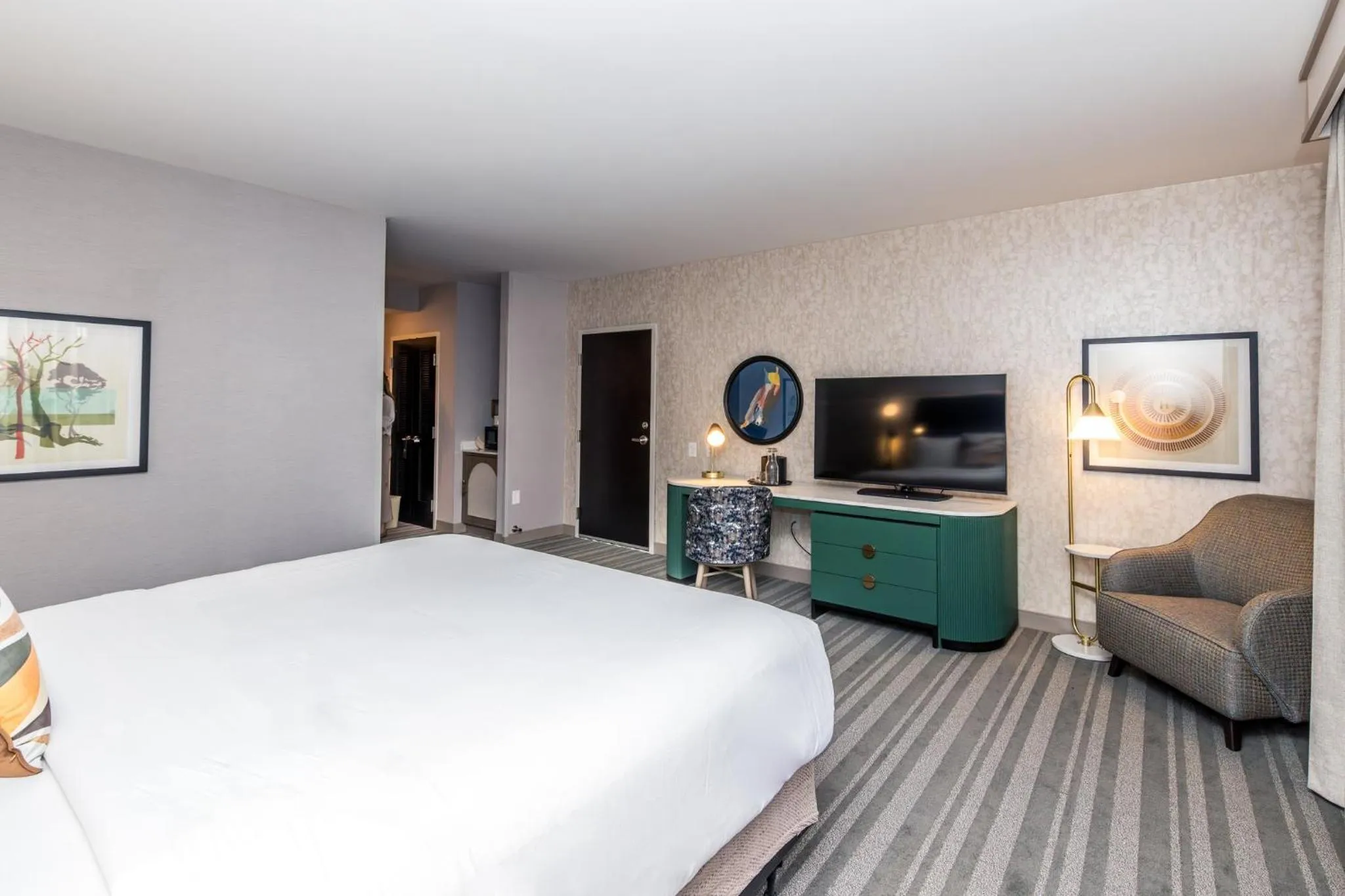 Photo of the whole room, Bed in Voco The Clair Cincinnati Downtown by IHG