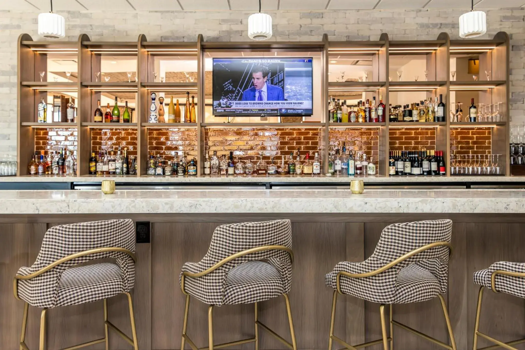 Lounge or bar in Voco The Clair Cincinnati Downtown by IHG Lounge or bar in Voco The Clair Cincinnati Downtown by IHG