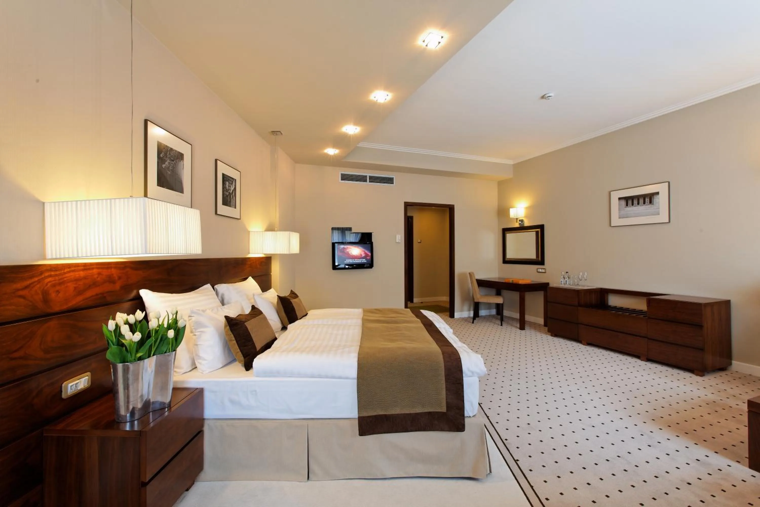 Photo of the whole room, Bed in Capital Plaza Hotel