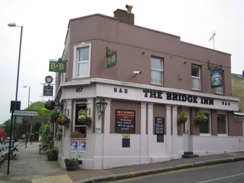 Facade/entrance in The Bridge Inn