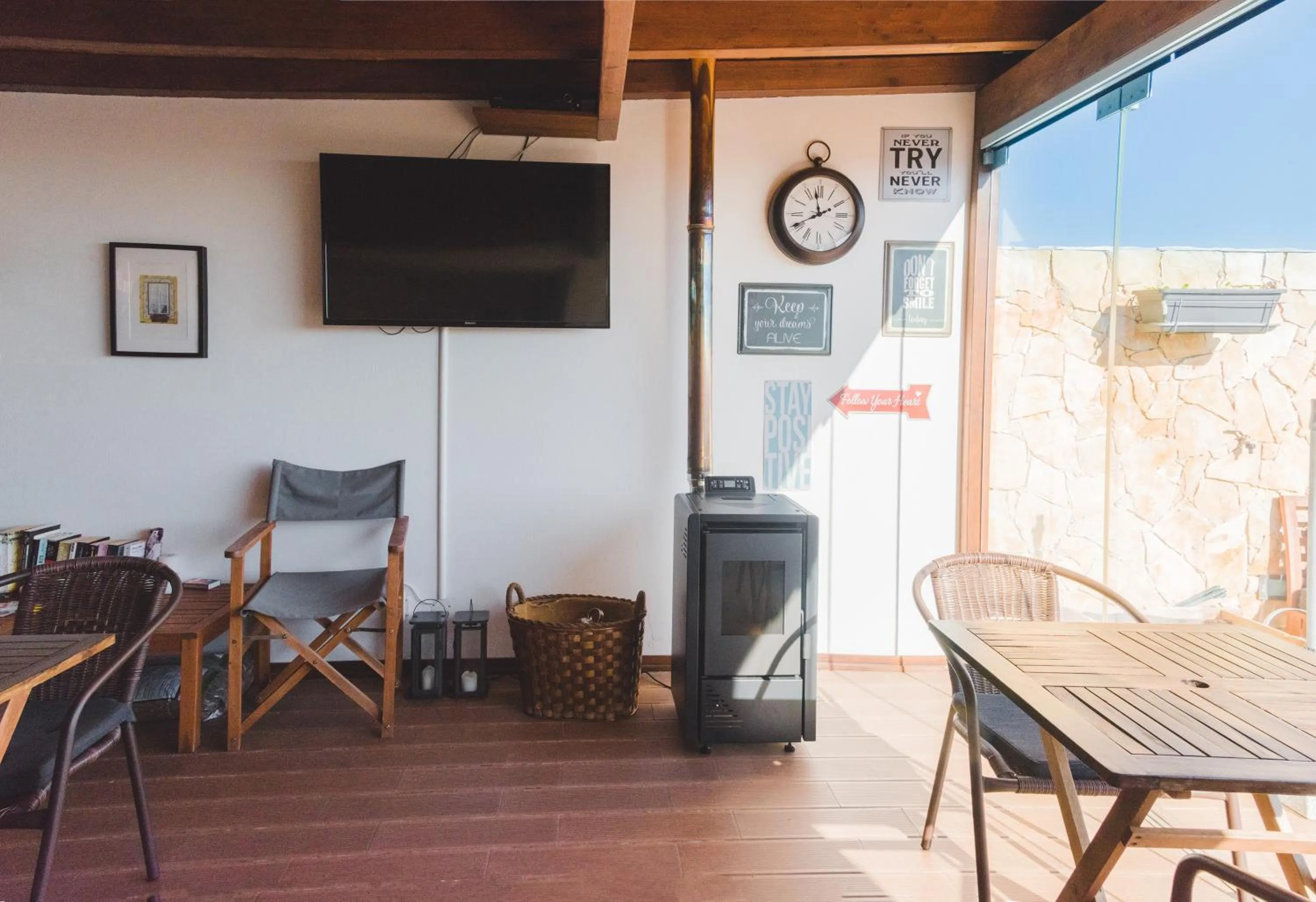 Communal lounge/ TV room in Lagos Uptown Bed & Breakfast