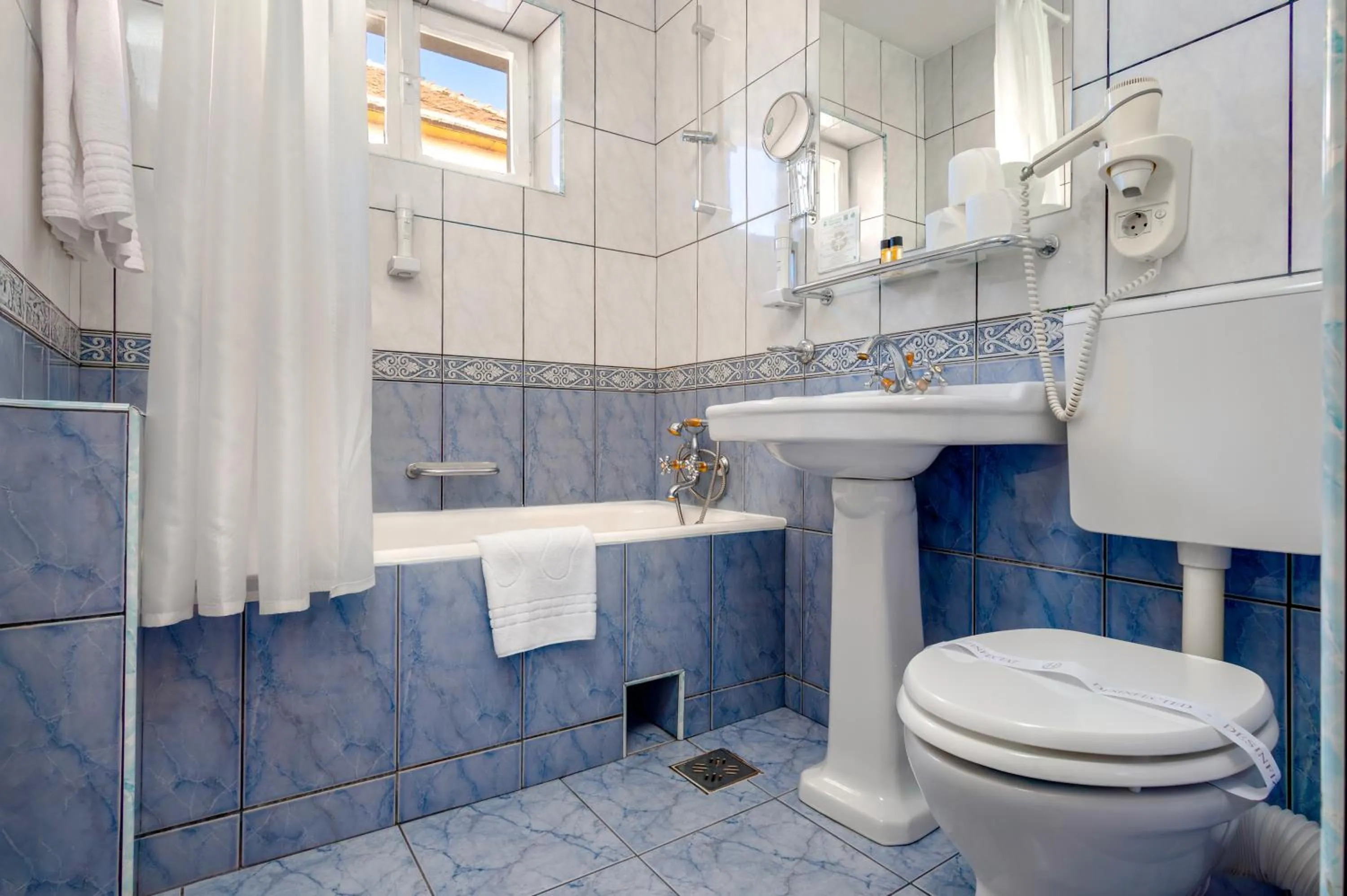 Toilet in Hotel Imparatul Romanilor Hotel & SPA