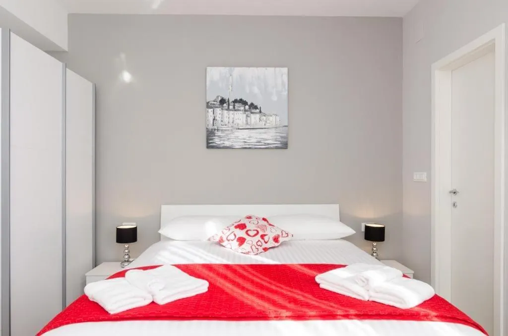 Bedroom, Bed in Apartments ZoomZoom