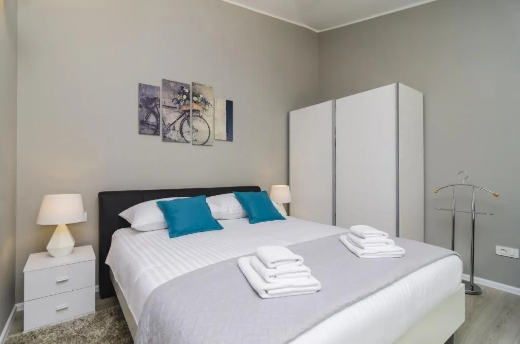 Bedroom, Bed in Apartments ZoomZoom