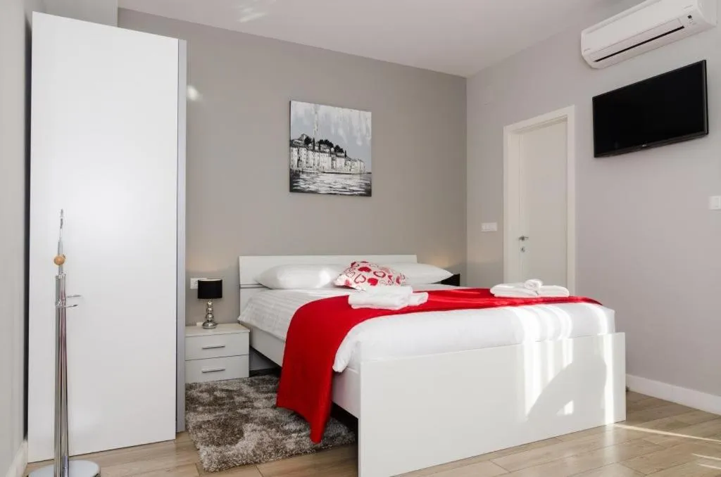 Bedroom, Bed in Apartments ZoomZoom