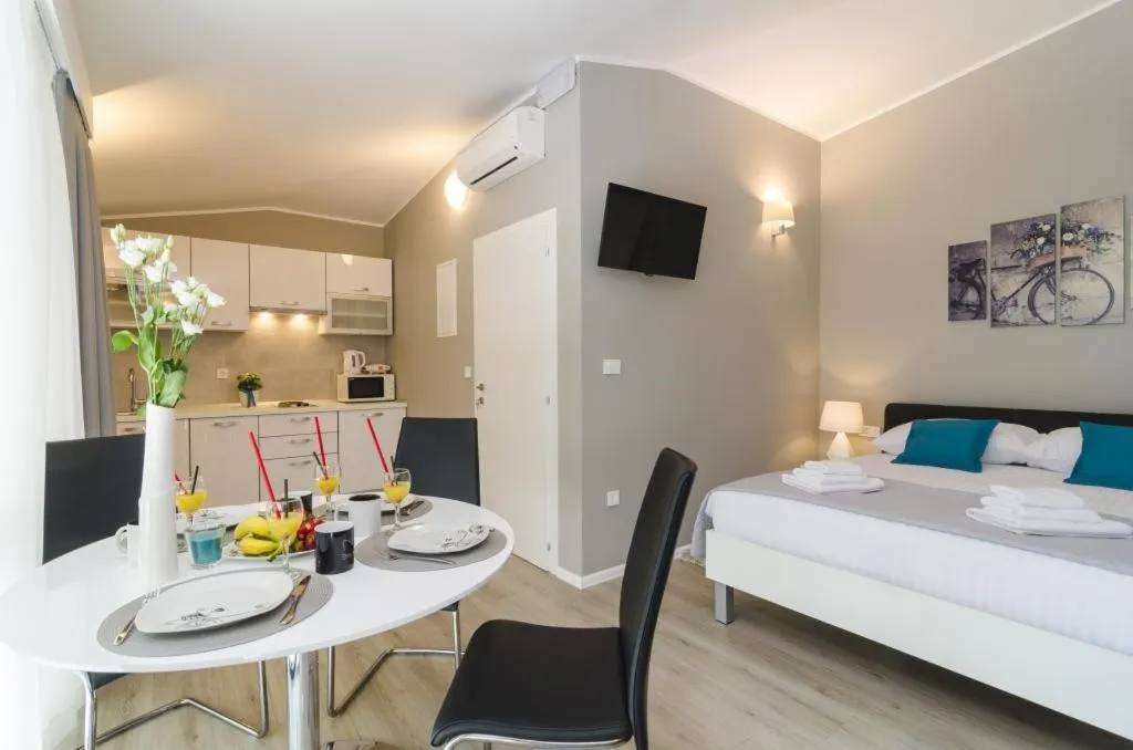 Bedroom, Bed in Apartments ZoomZoom