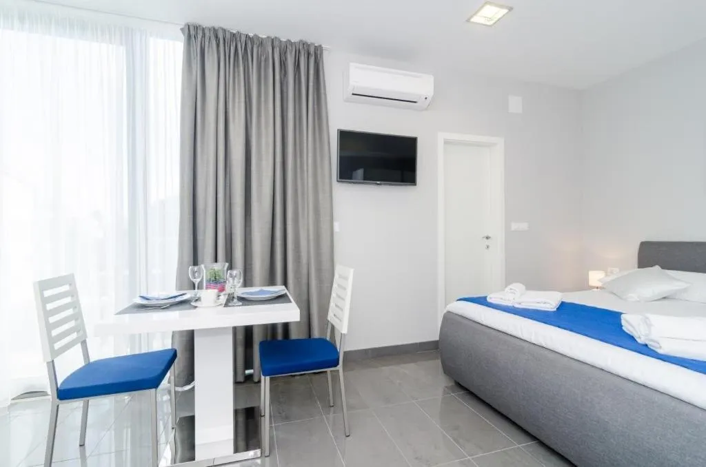 Dining area, Bed in Apartments ZoomZoom