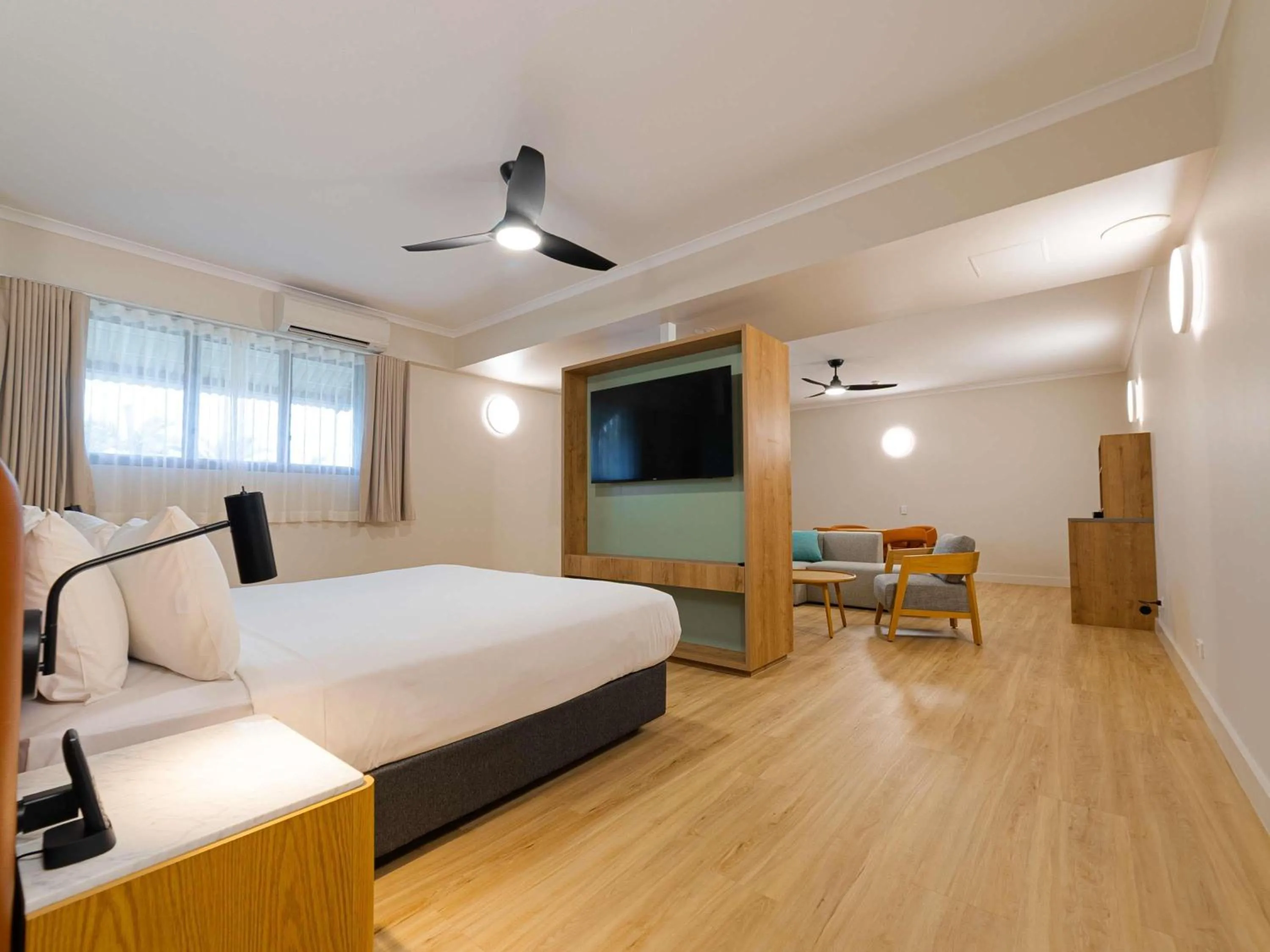 Bedroom, Bed in Novotel Darwin Airport