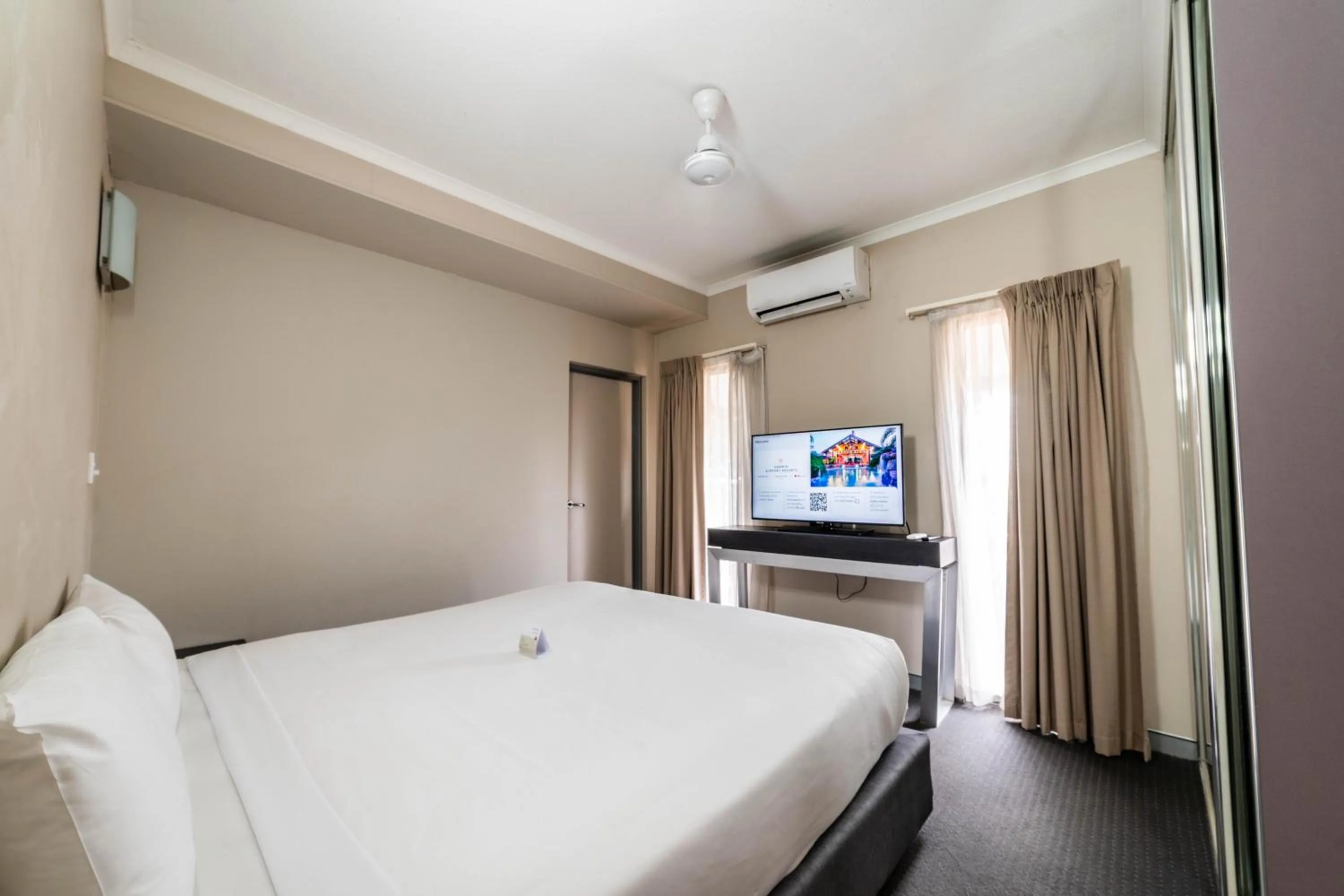 Bedroom, Bed in Novotel Darwin Airport