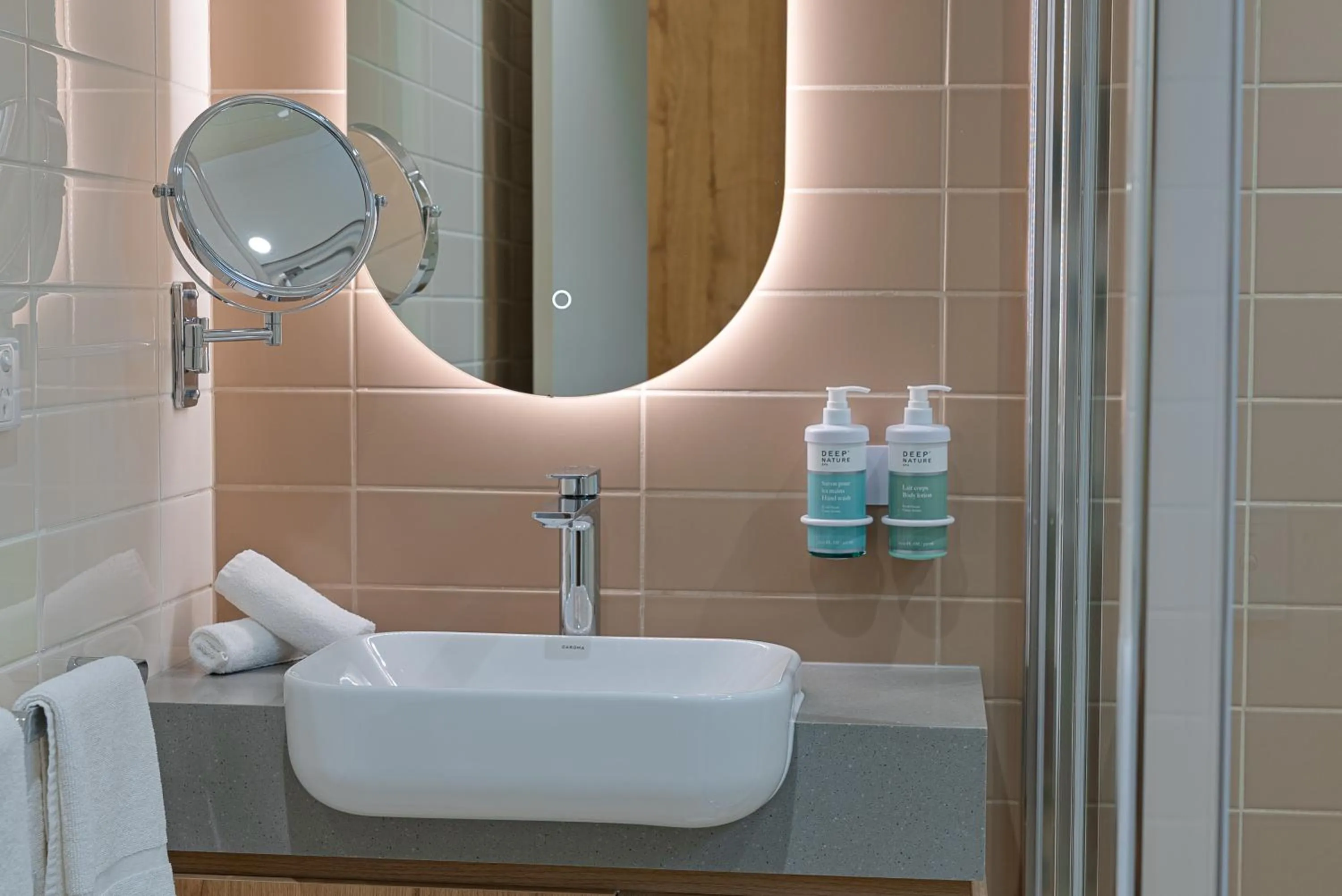 Bathroom in Novotel Darwin Airport