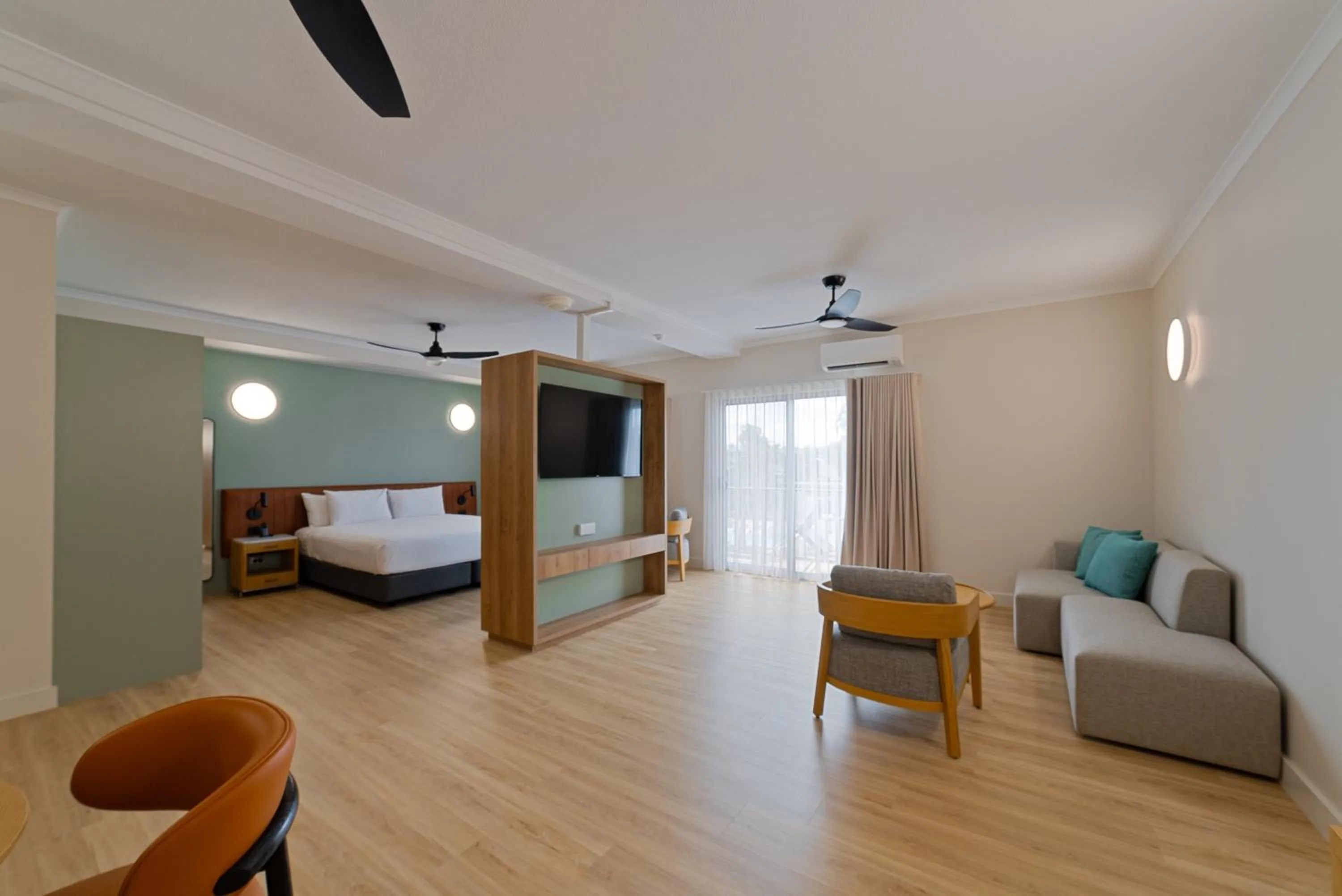 Bedroom, Bed in Novotel Darwin Airport