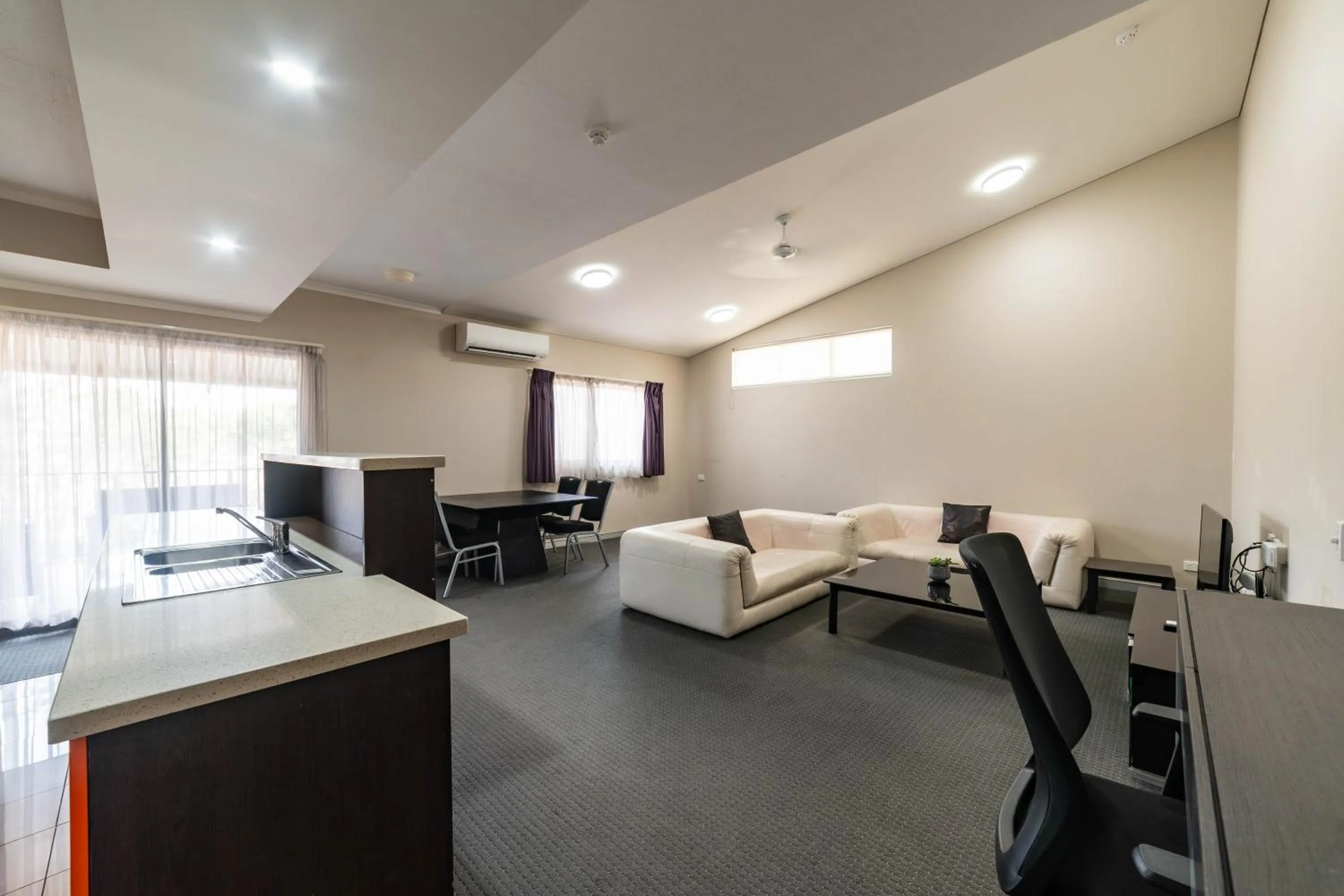 Living room in Novotel Darwin Airport