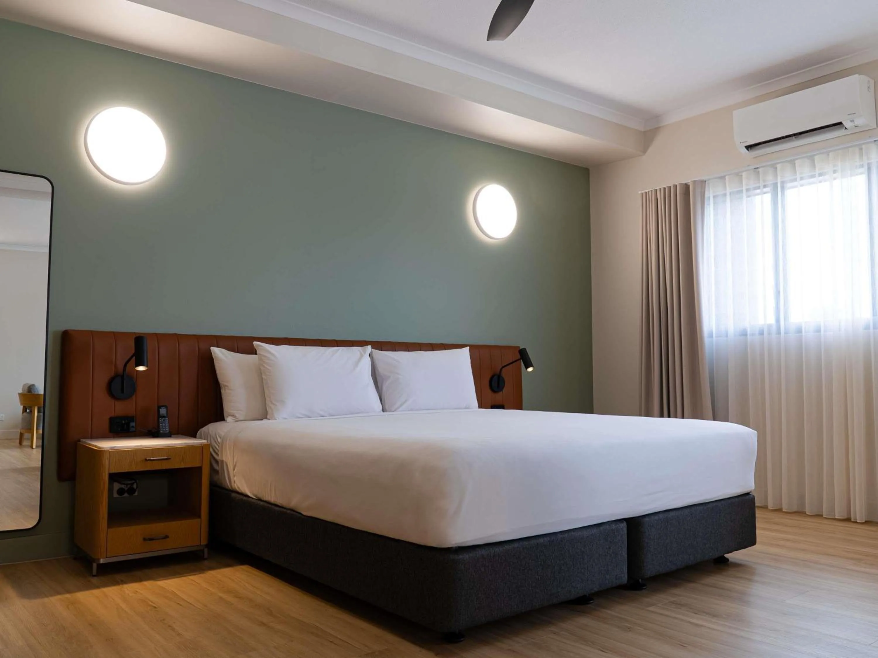 Bedroom, Bed in Novotel Darwin Airport