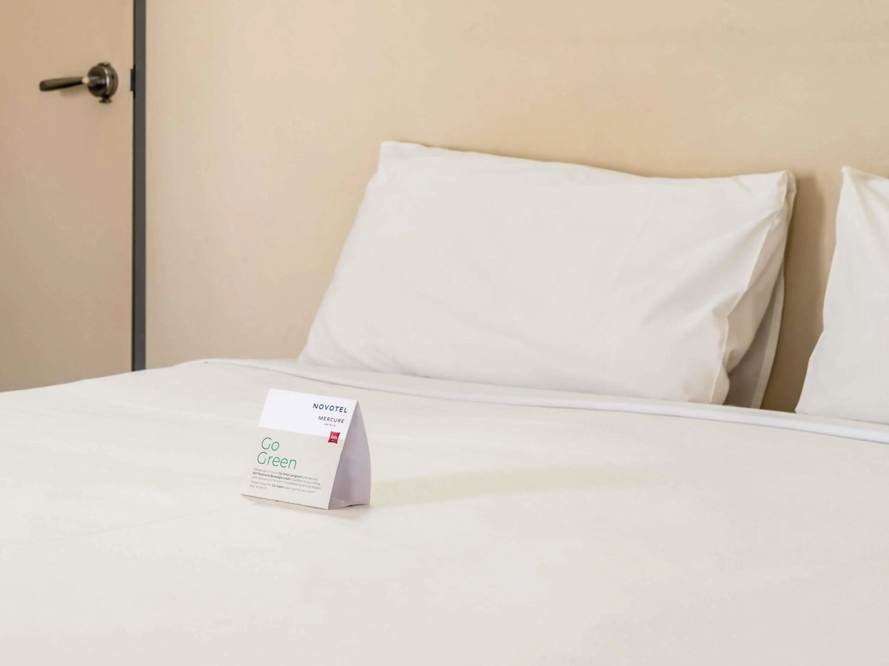 Bedroom, Bed in Novotel Darwin Airport