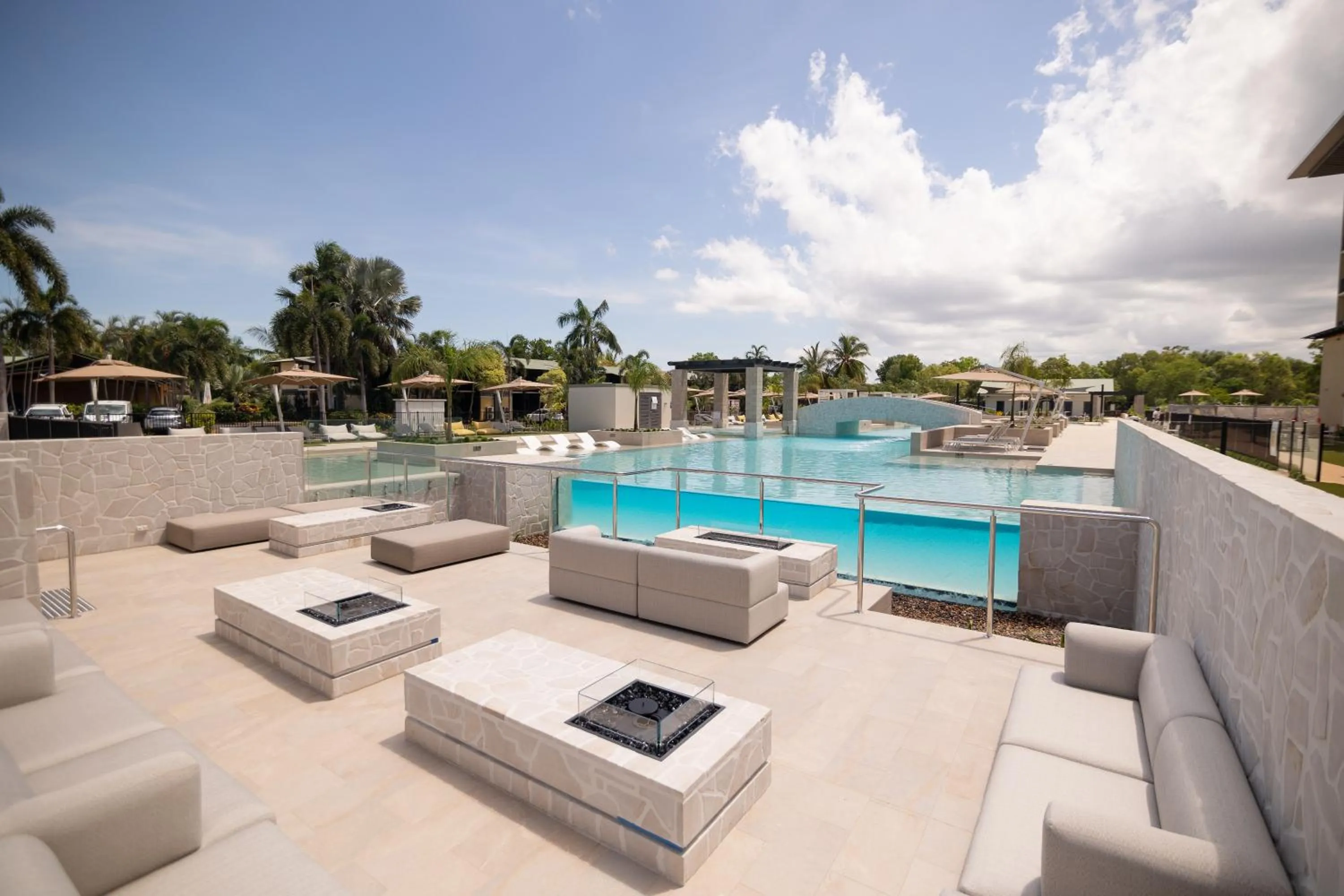 Swimming pool in Novotel Darwin Airport